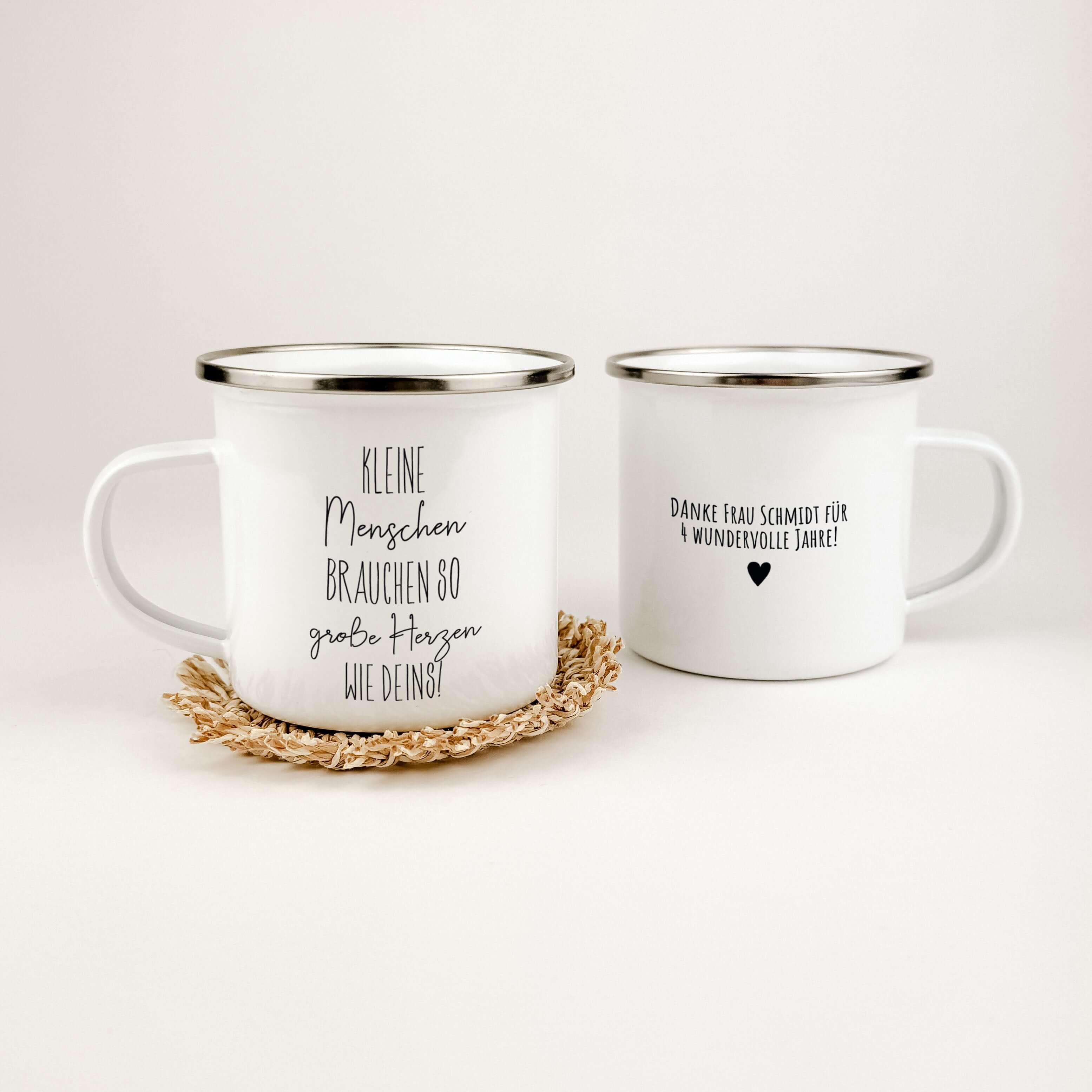 Emaille Tasse kleine Herzen-famprints-Emaille Tasse-Entdecke die Emaille Tasse kleine Herzen, die nicht nur ein praktisches Trinkgefäß ist, sondern auch eine liebevolle Geste für Erzieher oder Lehrer. Mit dem inspirierenden Spruch "Kleine Menschen brauche