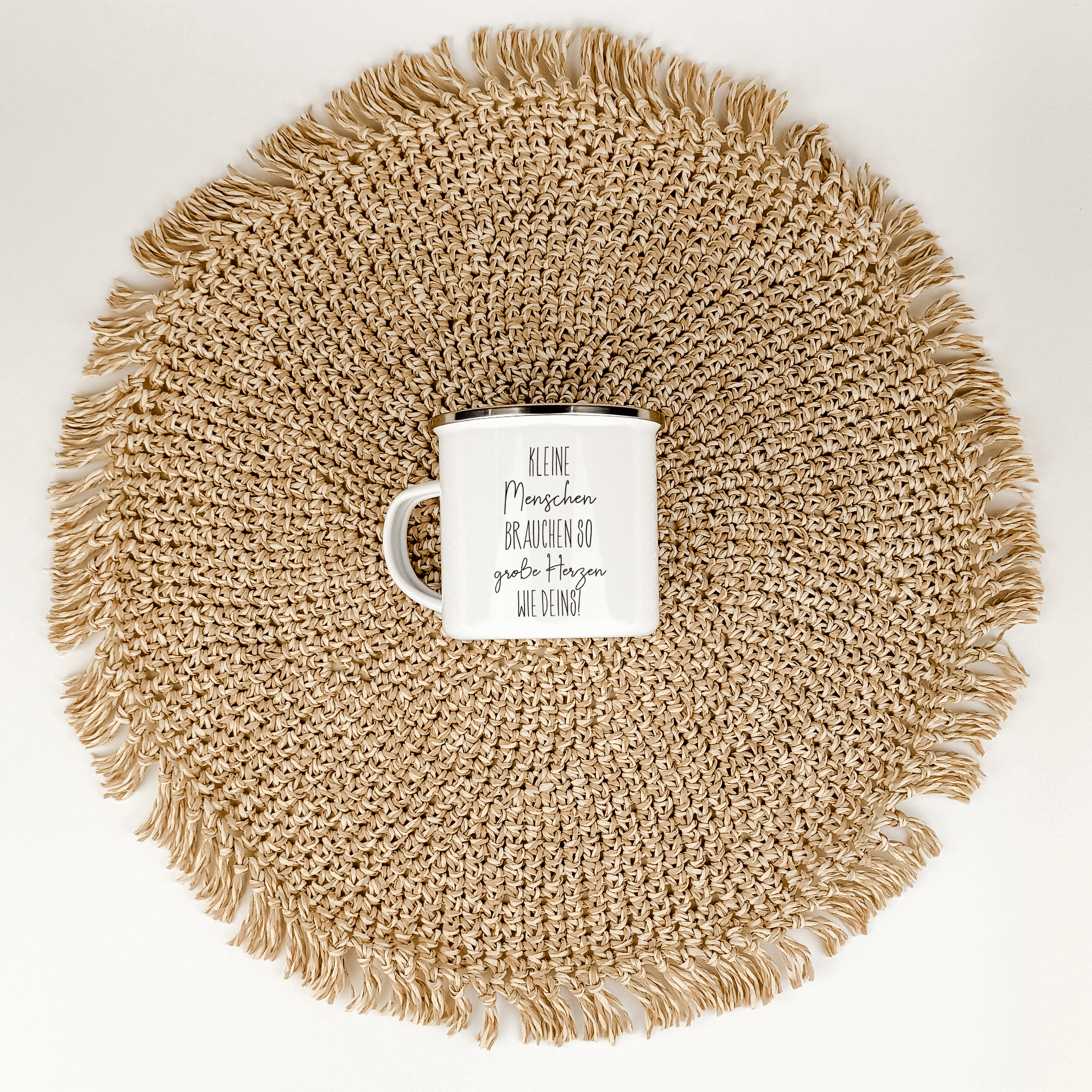 Emaille Tasse kleine Herzen-famprints-Emaille Tasse-Entdecke die Emaille Tasse kleine Herzen, die nicht nur ein praktisches Trinkgefäß ist, sondern auch eine liebevolle Geste für Erzieher oder Lehrer. Mit dem inspirierenden Spruch "Kleine Menschen brauche
