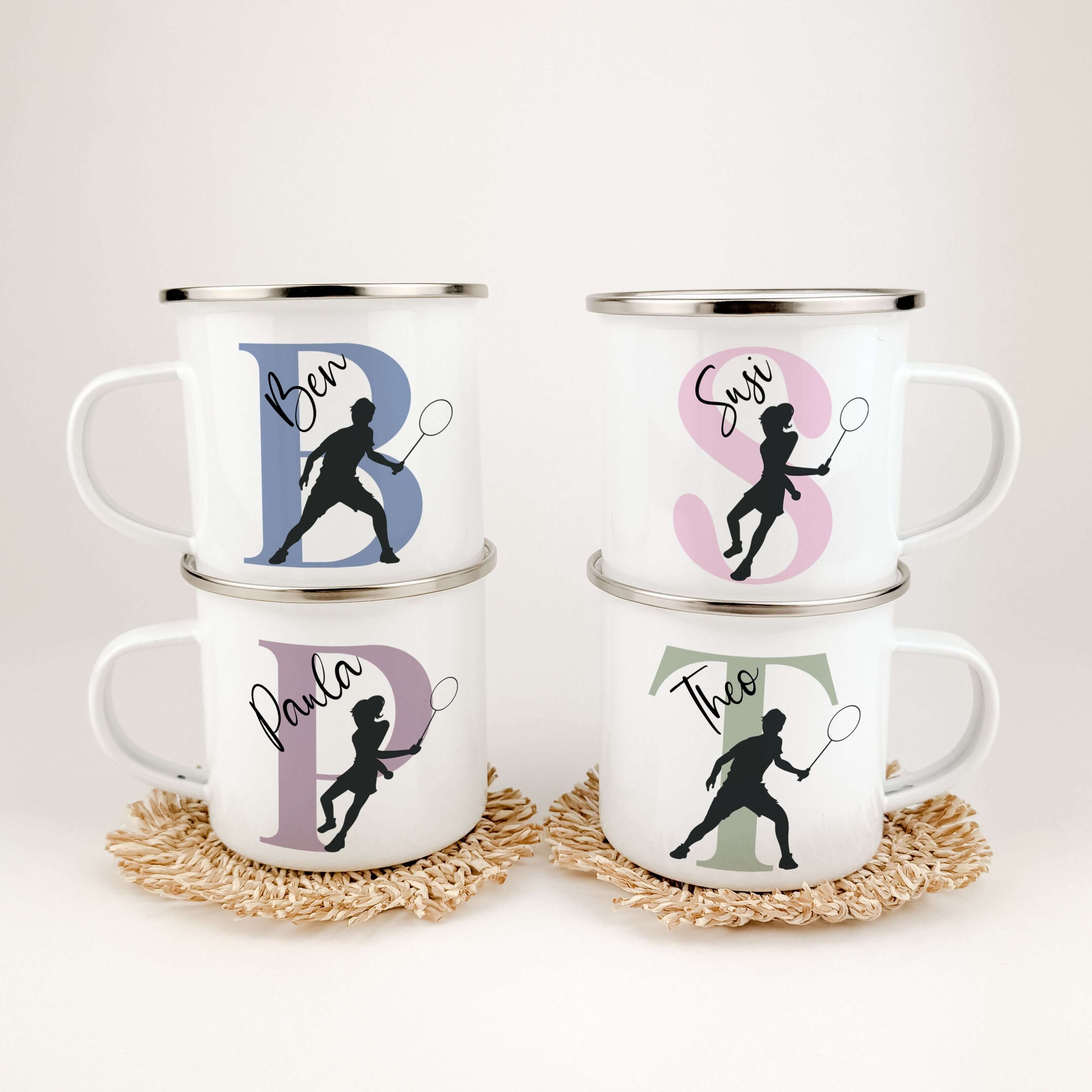 Emaille Tasse mit Namen Badminton-famprints-Emaille Tasse-Entdecke die Emaille Tasse mit Namen Badminton, die nicht nur stilvoll aussieht, sondern auch sofortige Freude bereitet. Diese personalisierte Tasse wird mit deinem Namen und einem Initial bedruckt