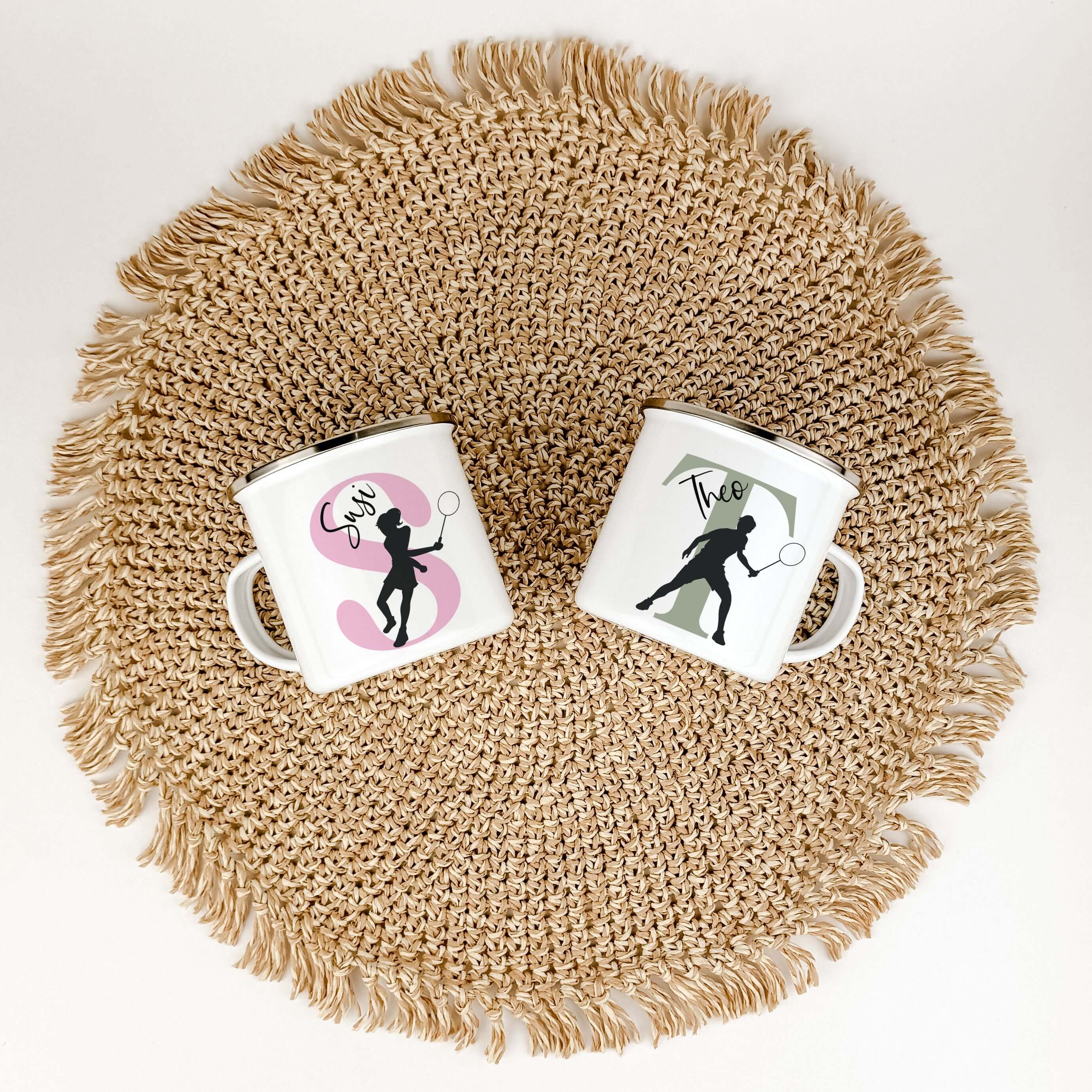 Emaille Tasse mit Namen Badminton-famprints-Emaille Tasse-Entdecke die Emaille Tasse mit Namen Badminton, die nicht nur stilvoll aussieht, sondern auch sofortige Freude bereitet. Diese personalisierte Tasse wird mit deinem Namen und einem Initial bedruckt