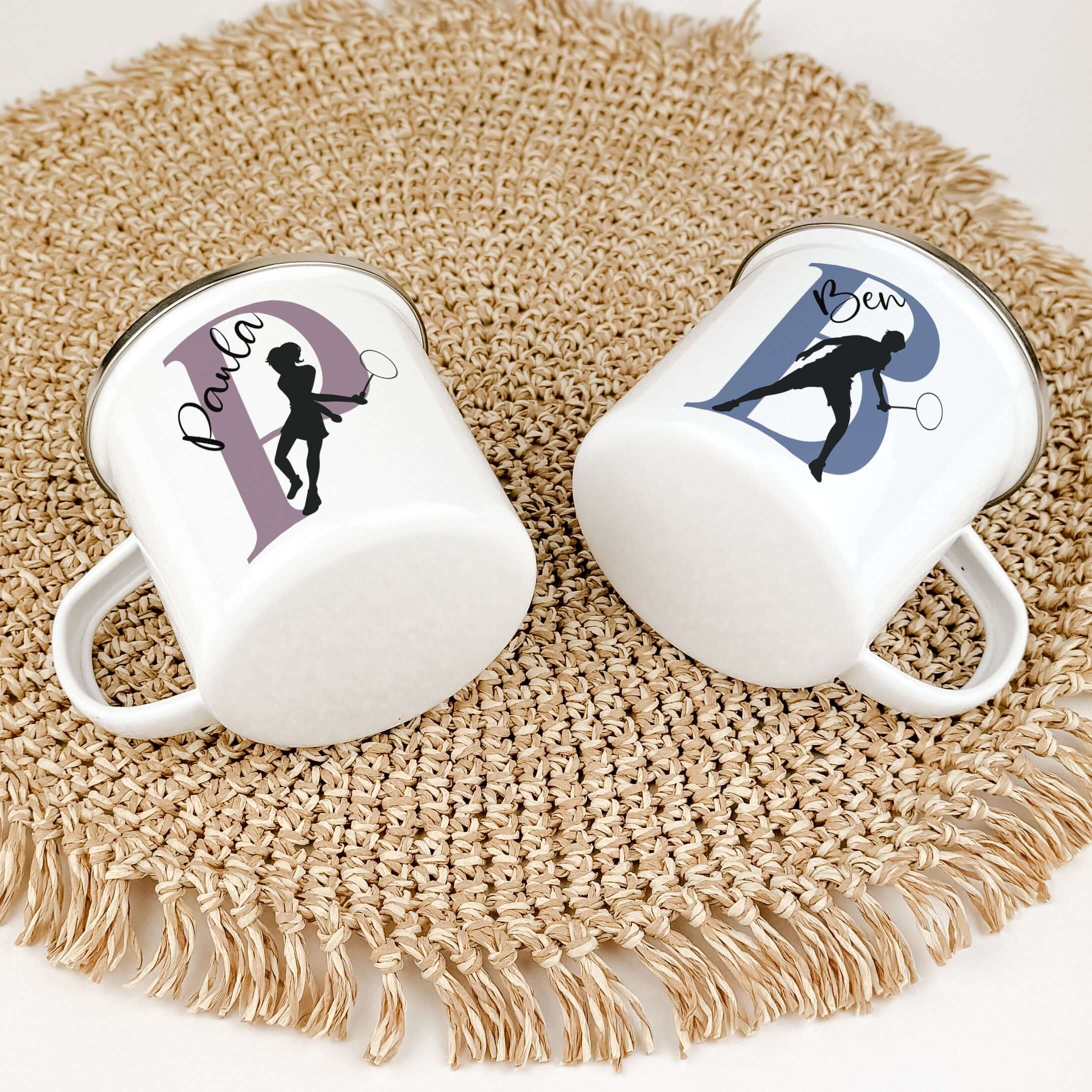 Emaille Tasse mit Namen Badminton-famprints-Emaille Tasse-Entdecke die Emaille Tasse mit Namen Badminton, die nicht nur stilvoll aussieht, sondern auch sofortige Freude bereitet. Diese personalisierte Tasse wird mit deinem Namen und einem Initial bedruckt