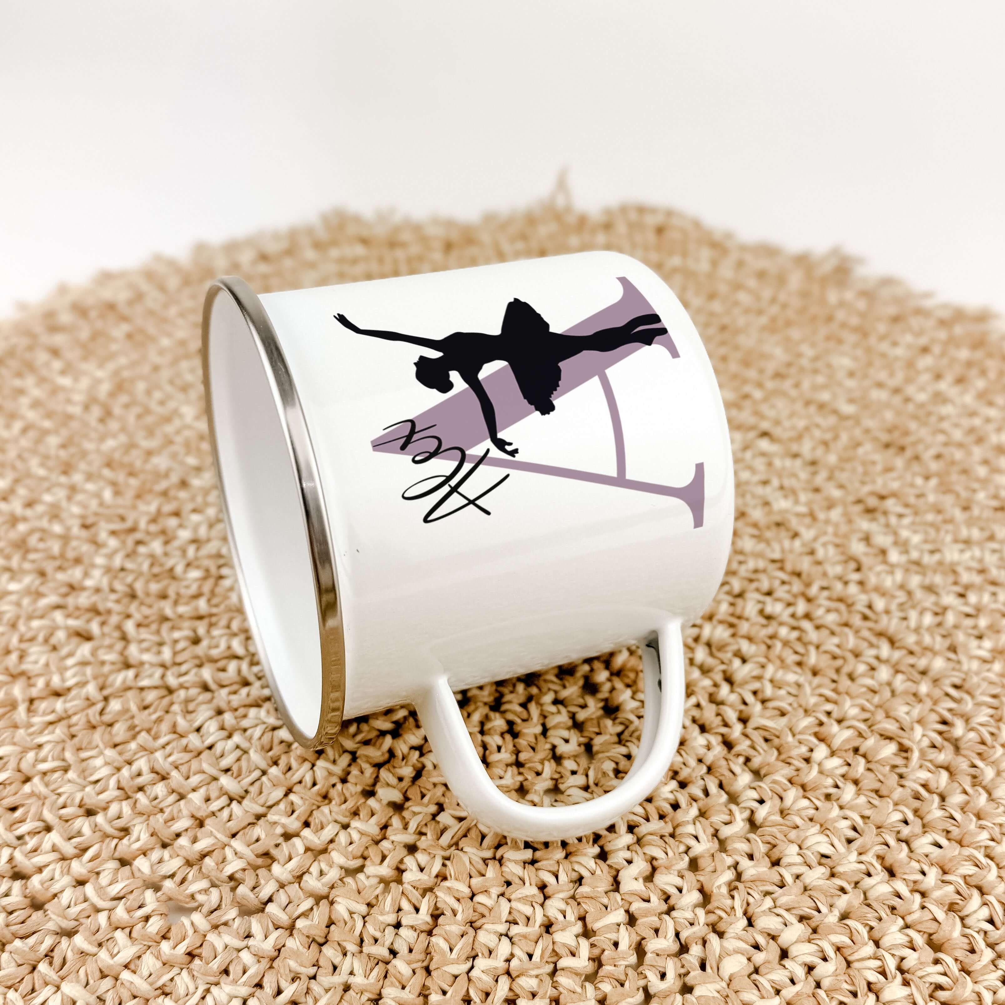 Emaille Tasse mit Namen Ballett-famprints-Emaille Tasse-Entdecke die Emaille Tasse mit Namen Ballett – das perfekte Geschenk für kleine Ballett-Liebhaber! Mit dieser personalisierten Tasse bringst Du Freude in den Alltag und schaffst unvergessliche Erinne