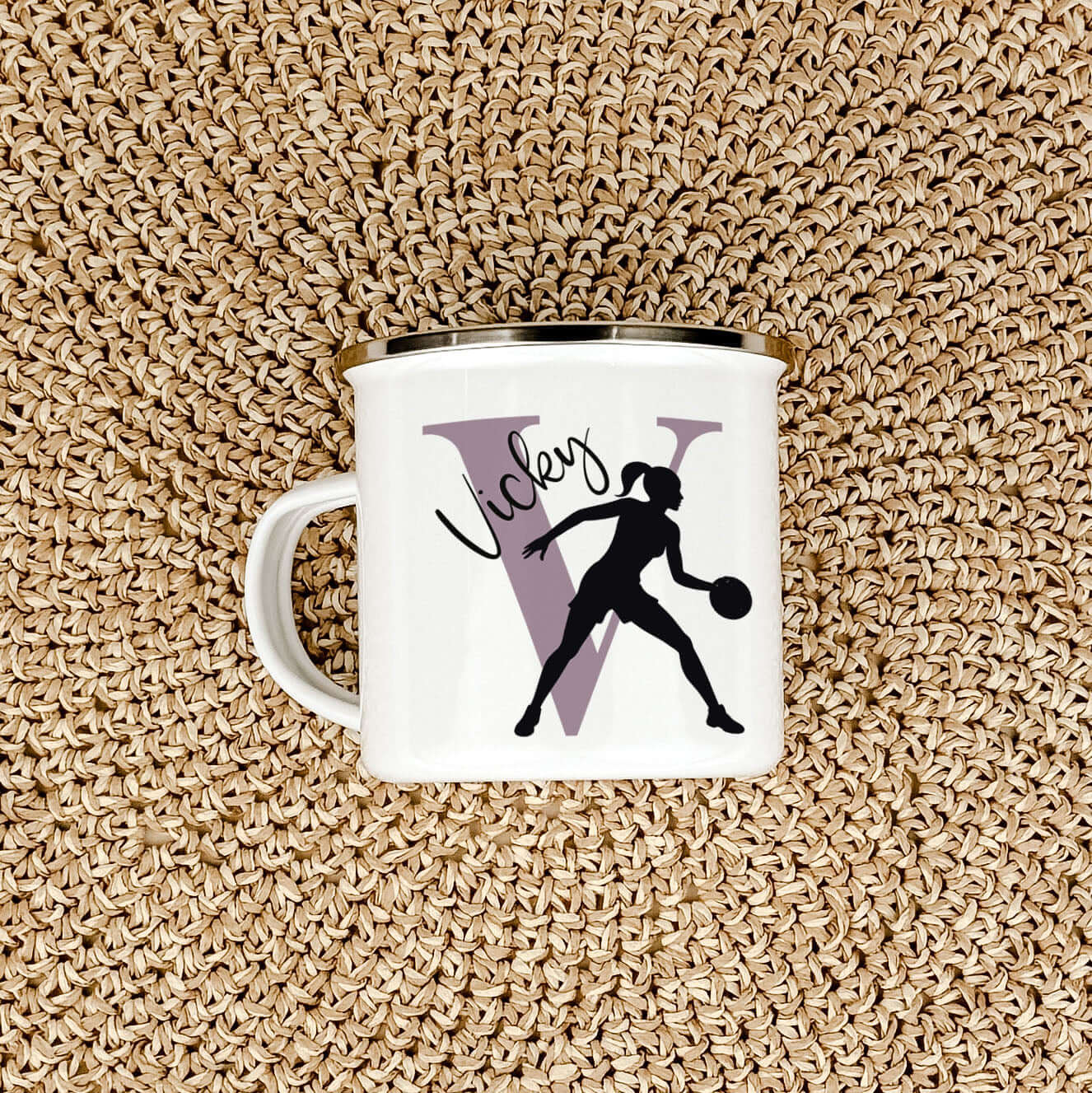 Emaille Tasse mit Namen Basketball-famprints-Emaille Tasse-Entdecke die Emaille Tasse mit Namen Basketball – das perfekte Geschenk für kleine Basketballfans! Diese personalisierte Tasse verbindet Funktionalität mit einem Hauch von Persönlichkeit, sodass d
