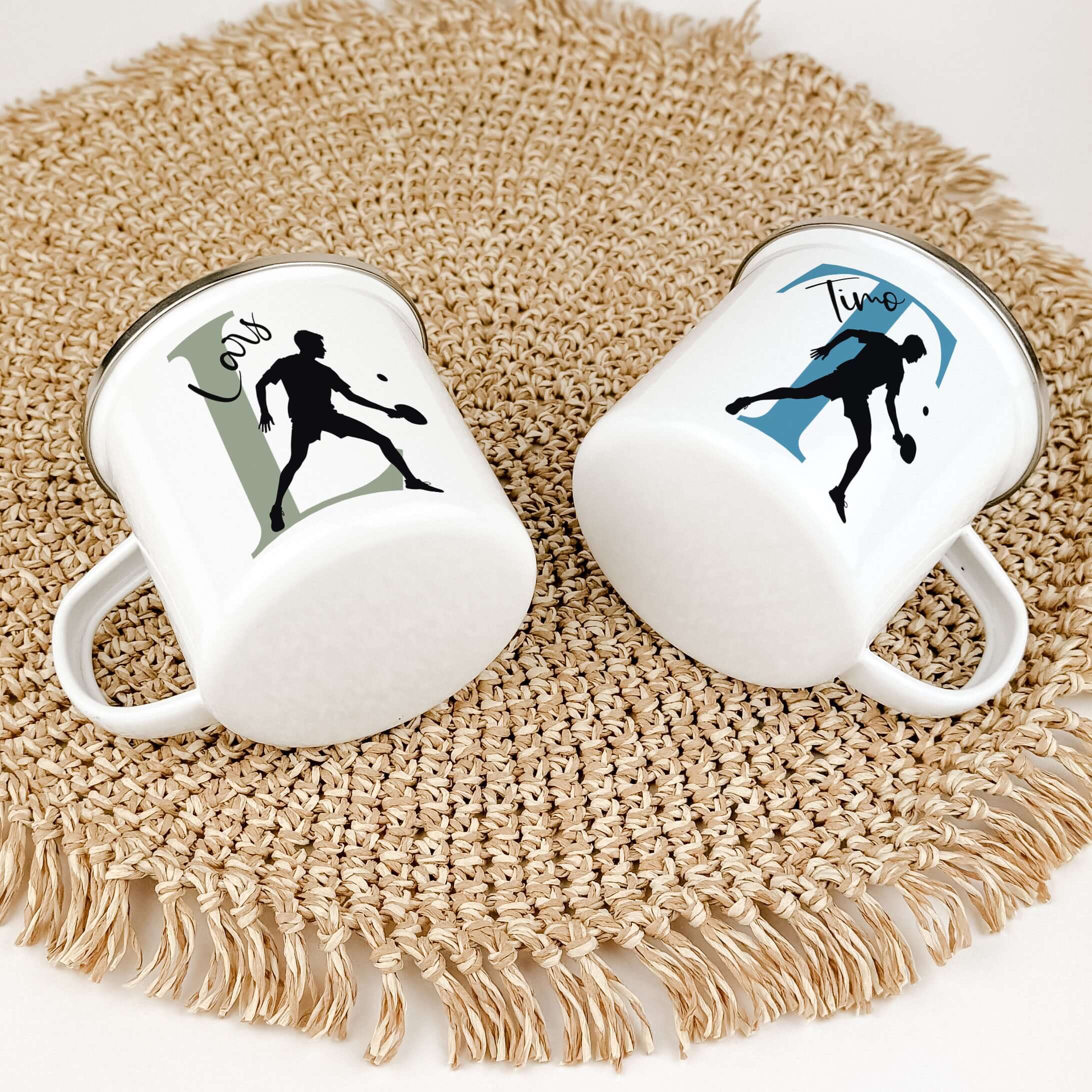 Emaille Tasse mit Namen Tischtennis-famprints-Emaille Tasse-Entdecke die perfekte Emaille Tasse für Tischtennis-Liebhaber! Mit dieser individuell gestaltbaren Tasse bringst du nicht nur Farbe in deinen Alltag, sondern schaffst auch ein einzigartiges Gesch