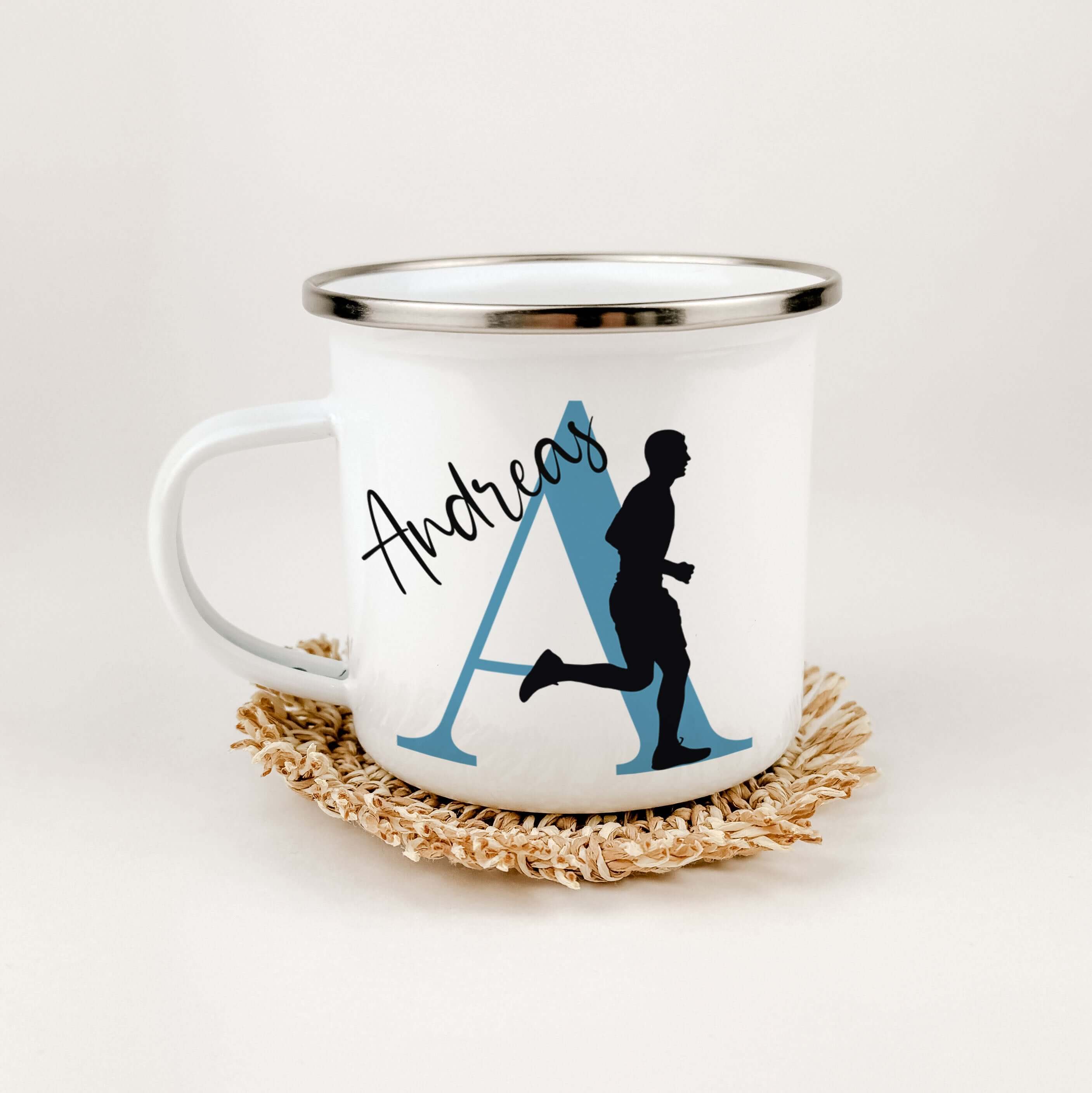 Emaille Tasse mit Namen Laufen-famprints-Emaille Tasse-Entdecke die personalisierte Emaille Tasse mit deinem Namen und Initial! Diese Tasse bietet dir nicht nur ein einzigartiges Trinkerlebnis, sondern wird auch schnell zu deinem Lieblingsbegleiter beim S
