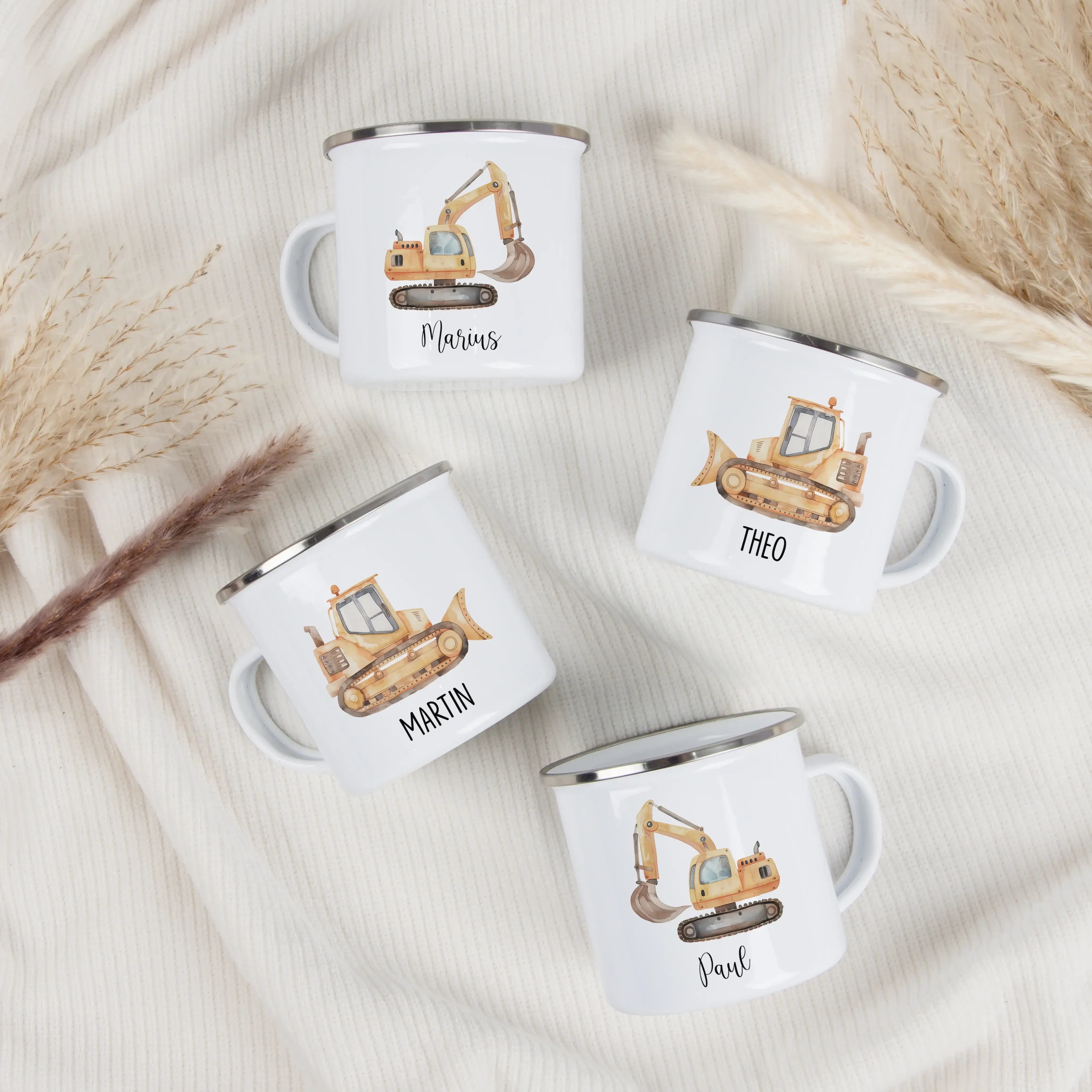 Emaille Tasse Bagger-Emaille Tasse-famprints-Die Emaille Tasse Bagger von famprints bringt kleine Baustellen-Fans zum Strahlen und verwandelt jedes Getränk in einen besonderen Moment. Du kannst zwischen zwei liebevoll gestalteten Motiven wählen: einem krä