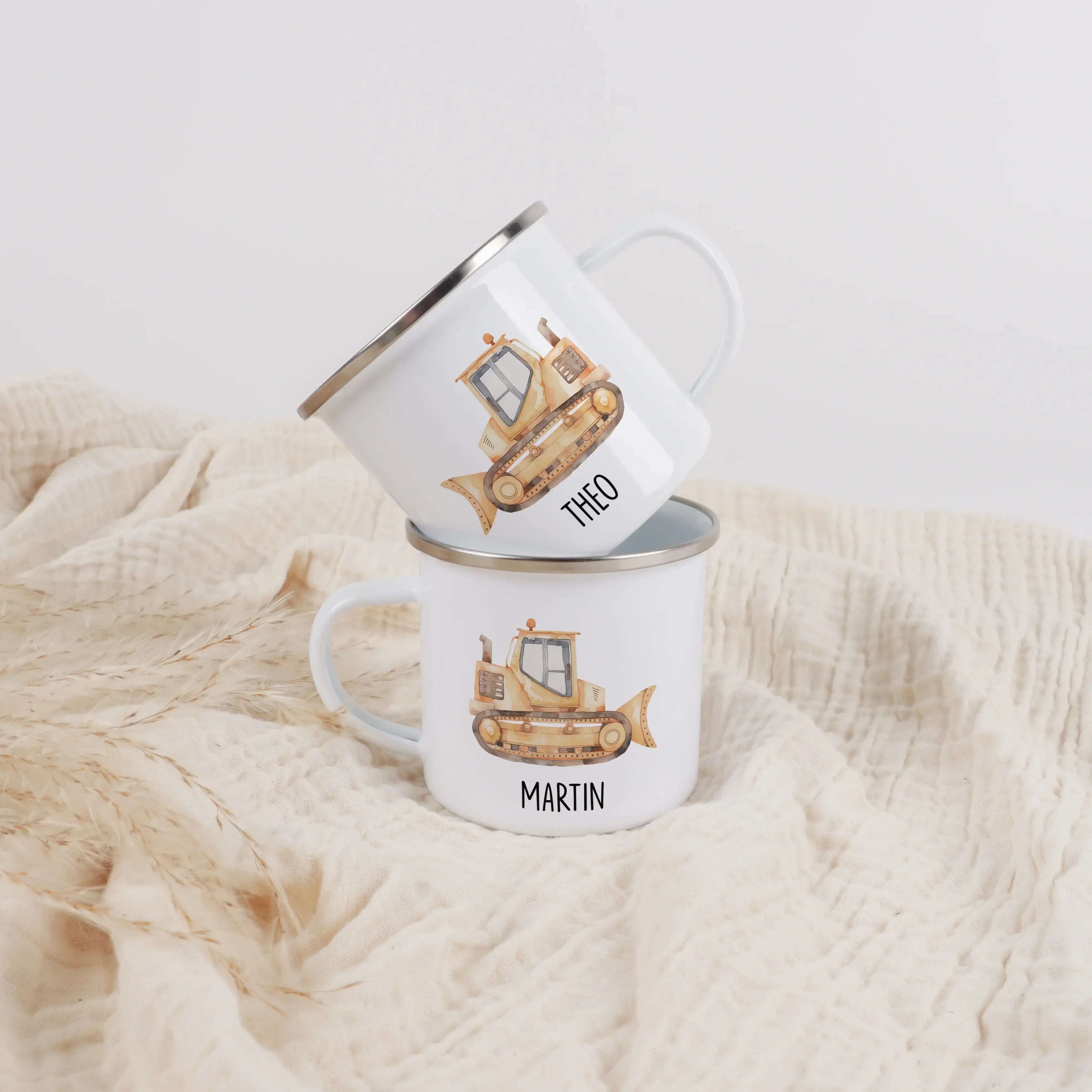 Emaille Tasse Bagger-Emaille Tasse-famprints-Die Emaille Tasse Bagger von famprints bringt kleine Baustellen-Fans zum Strahlen und verwandelt jedes Getränk in einen besonderen Moment. Du kannst zwischen zwei liebevoll gestalteten Motiven wählen: einem krä