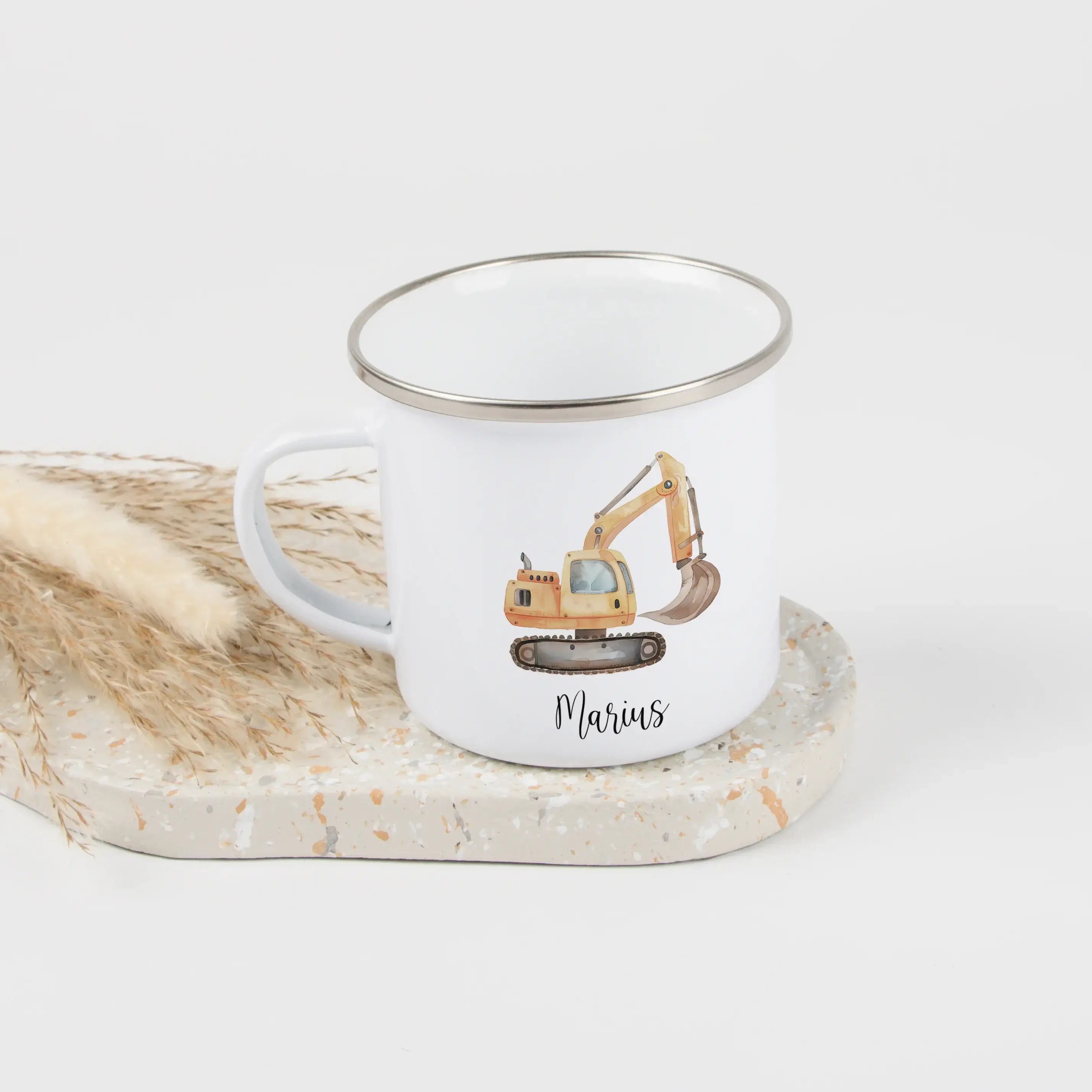 Emaille Tasse Bagger-Emaille Tasse-famprints-Die Emaille Tasse Bagger von famprints bringt kleine Baustellen-Fans zum Strahlen und verwandelt jedes Getränk in einen besonderen Moment. Du kannst zwischen zwei liebevoll gestalteten Motiven wählen: einem krä