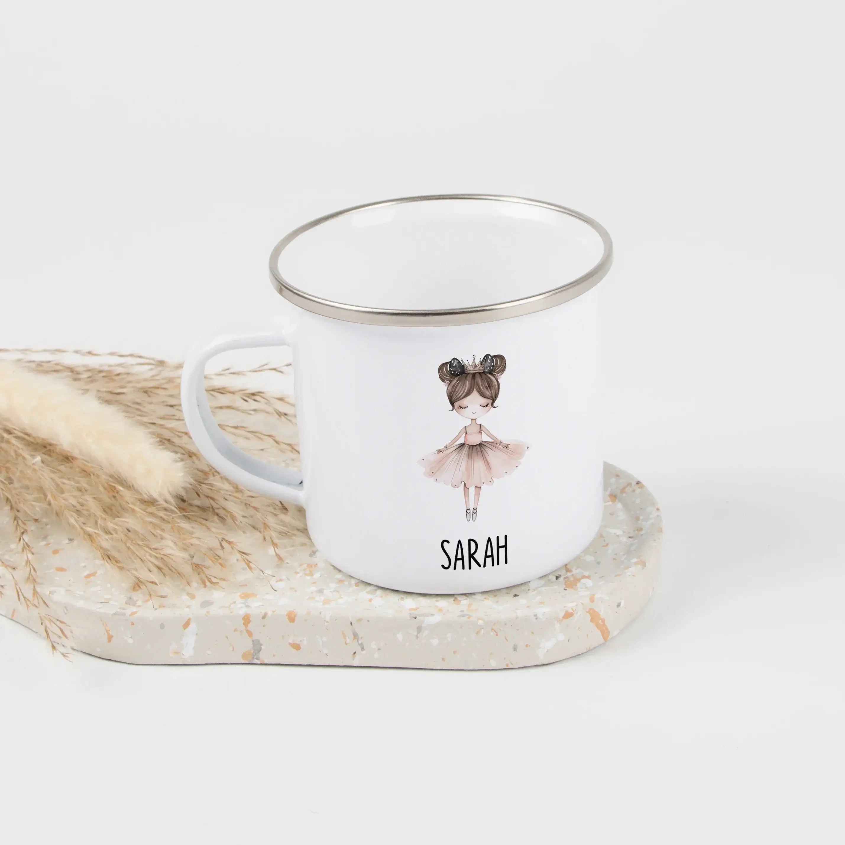 Emaille Tasse Ballerina-Emaille Tasse-famprints-Die Emaille Tasse Ballerina von famprints verwandelt einen alltäglichen Begleiter in ein persönliches Geschenk, das Kinderherzen höherschlagen lässt. Die acht liebevoll gestalteten Wasserfarben-Ballerinas wi