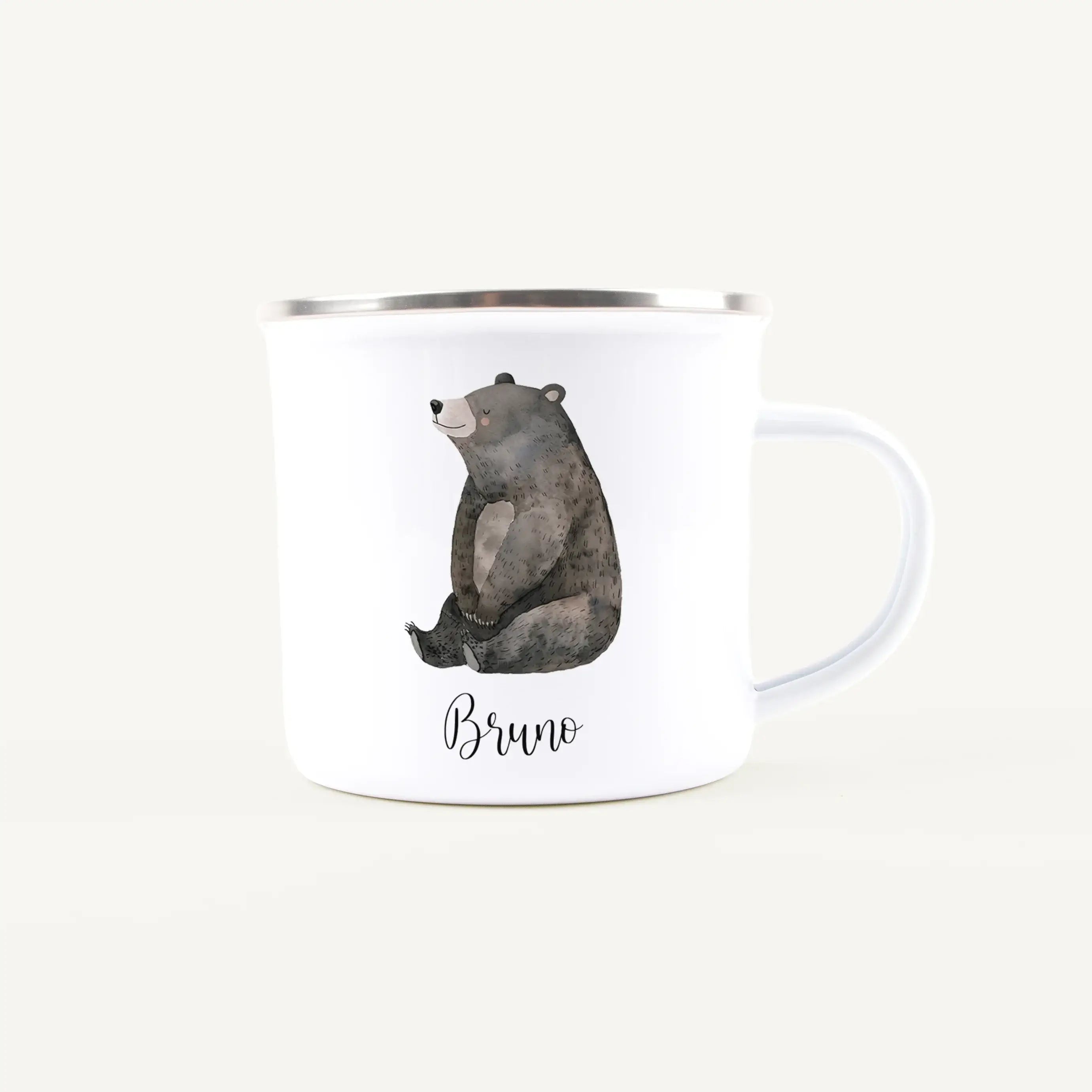Emaille Tasse Bär No1-Emaille Tasse-famprints-Die Emaille Tasse Bär No1 ist eine liebevoll personalisierte Tasse für Kinder, die den Alltag ein kleines Stück besonderer macht. Das freundliche Bärenmotiv im sanften Aquarellstil wird mit deinem Wunschnamen