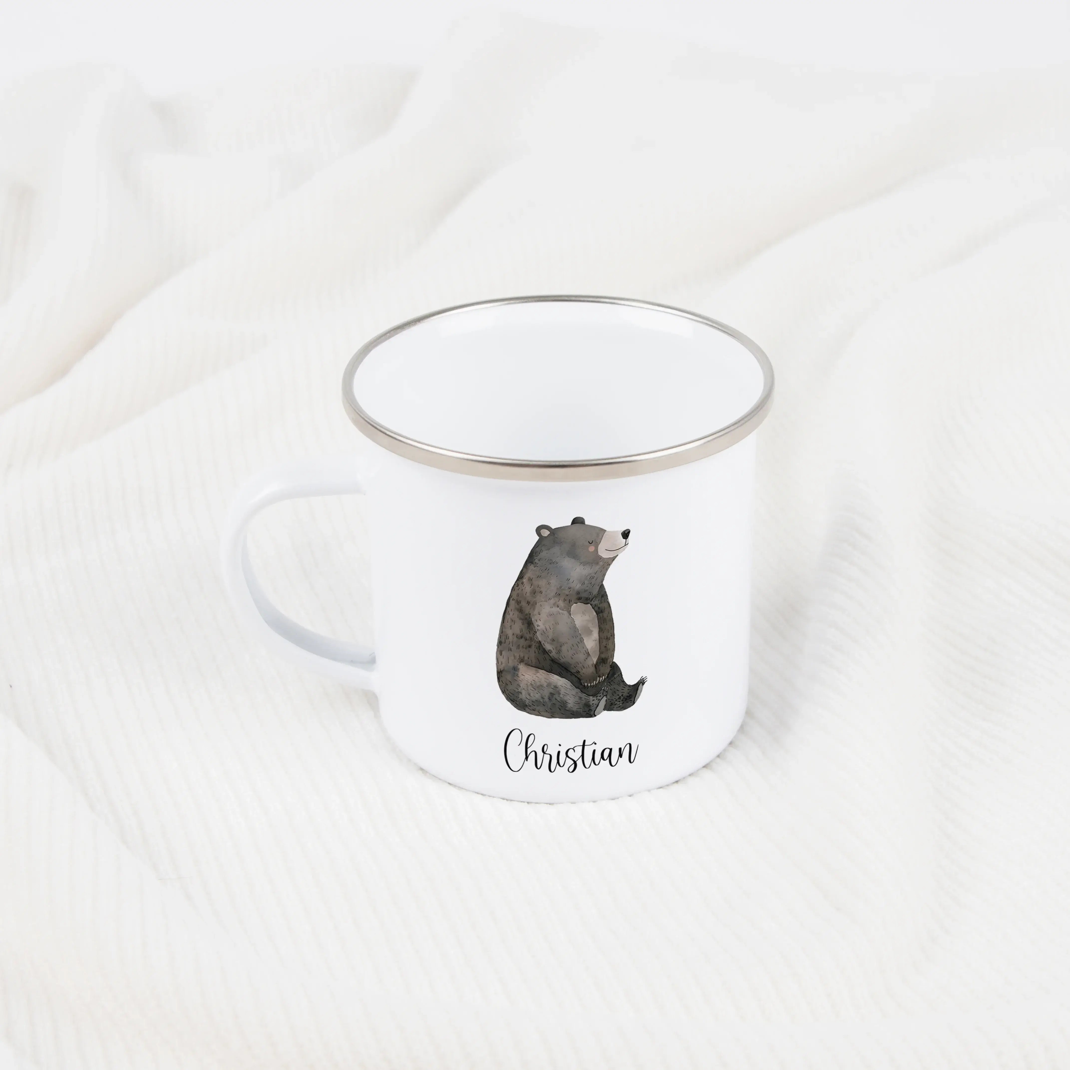 Emaille Tasse Bär No1-Emaille Tasse-famprints-Die Emaille Tasse Bär No1 ist eine liebevoll personalisierte Tasse für Kinder, die den Alltag ein kleines Stück besonderer macht. Das freundliche Bärenmotiv im sanften Aquarellstil wird mit deinem Wunschnamen
