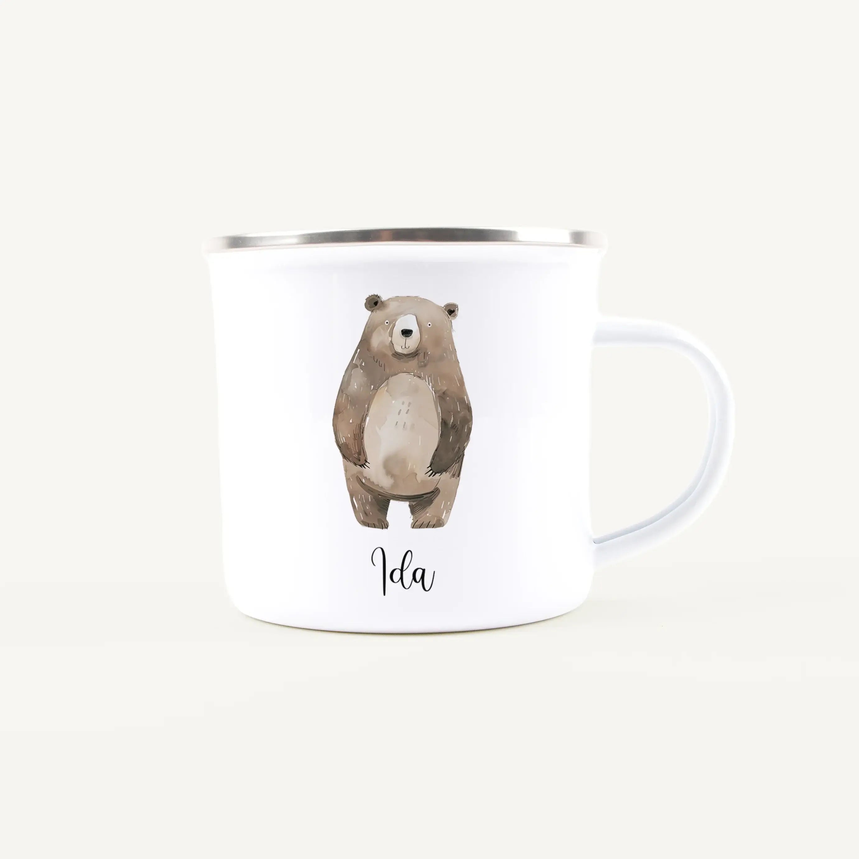 Emaille Tasse Bär No3-Emaille Tasse-famprints-Die Emaille Tasse Bär No3 von famprints bringt Wärme und Persönlichkeit in den Alltag deiner kleinen Entdecker. Das sanfte Aquarell-Motiv mit dem freundlichen Bären wird mit deinem Wunschnamen veredelt und mac