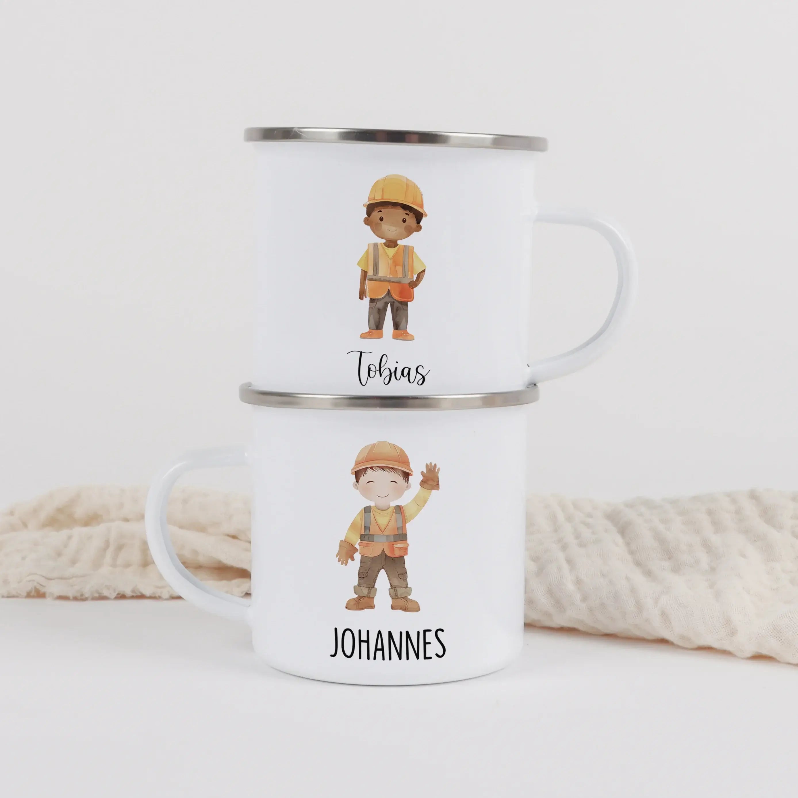 Emaille Tasse Bauarbeiter-Emaille Tasse-famprints-Die Emaille Tasse Bauarbeiter ist ein personalisiertes Geschenk für alle, die Baustellen lieben und etwas Eigenes im Alltag nutzen möchten. Mit deinem Wunschnamen bedruckt und einem liebevoll gestalteten B