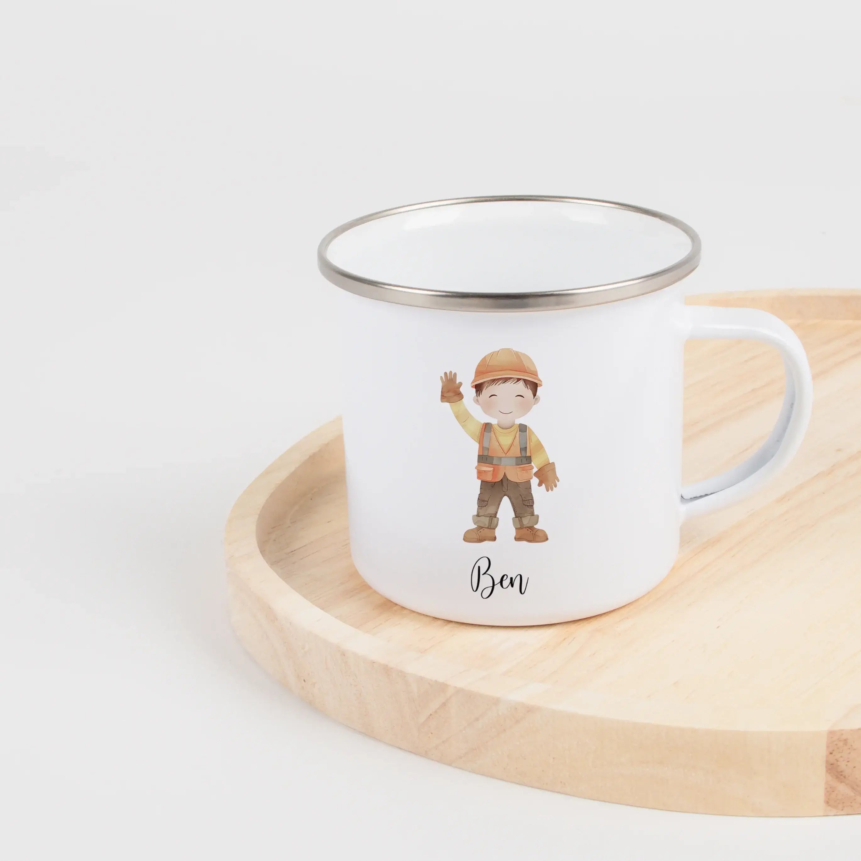 Emaille Tasse Bauarbeiter-Emaille Tasse-famprints-Die Emaille Tasse Bauarbeiter ist ein personalisiertes Geschenk für alle, die Baustellen lieben und etwas Eigenes im Alltag nutzen möchten. Mit deinem Wunschnamen bedruckt und einem liebevoll gestalteten B