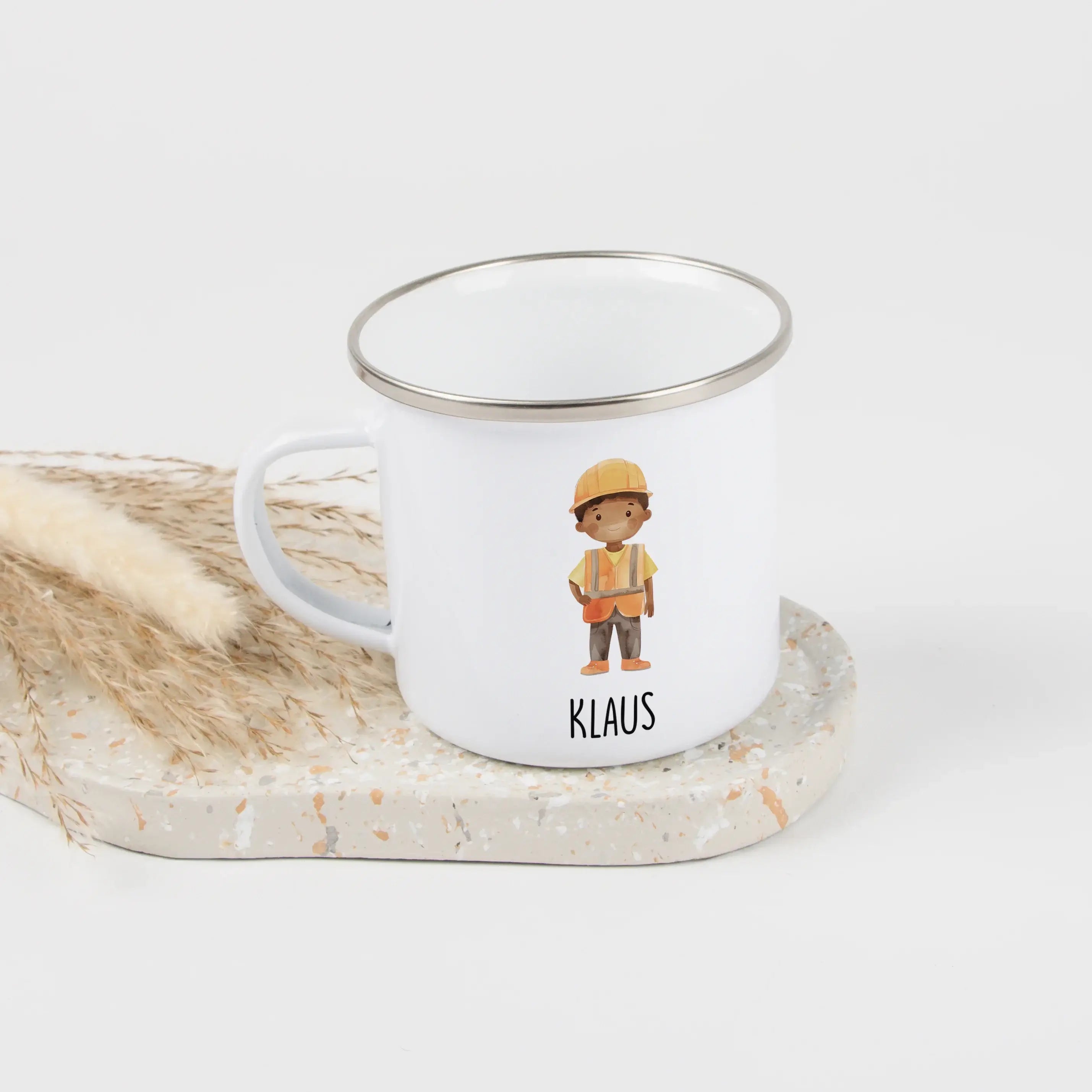 Emaille Tasse Bauarbeiter-Emaille Tasse-famprints-Die Emaille Tasse Bauarbeiter ist ein personalisiertes Geschenk für alle, die Baustellen lieben und etwas Eigenes im Alltag nutzen möchten. Mit deinem Wunschnamen bedruckt und einem liebevoll gestalteten B