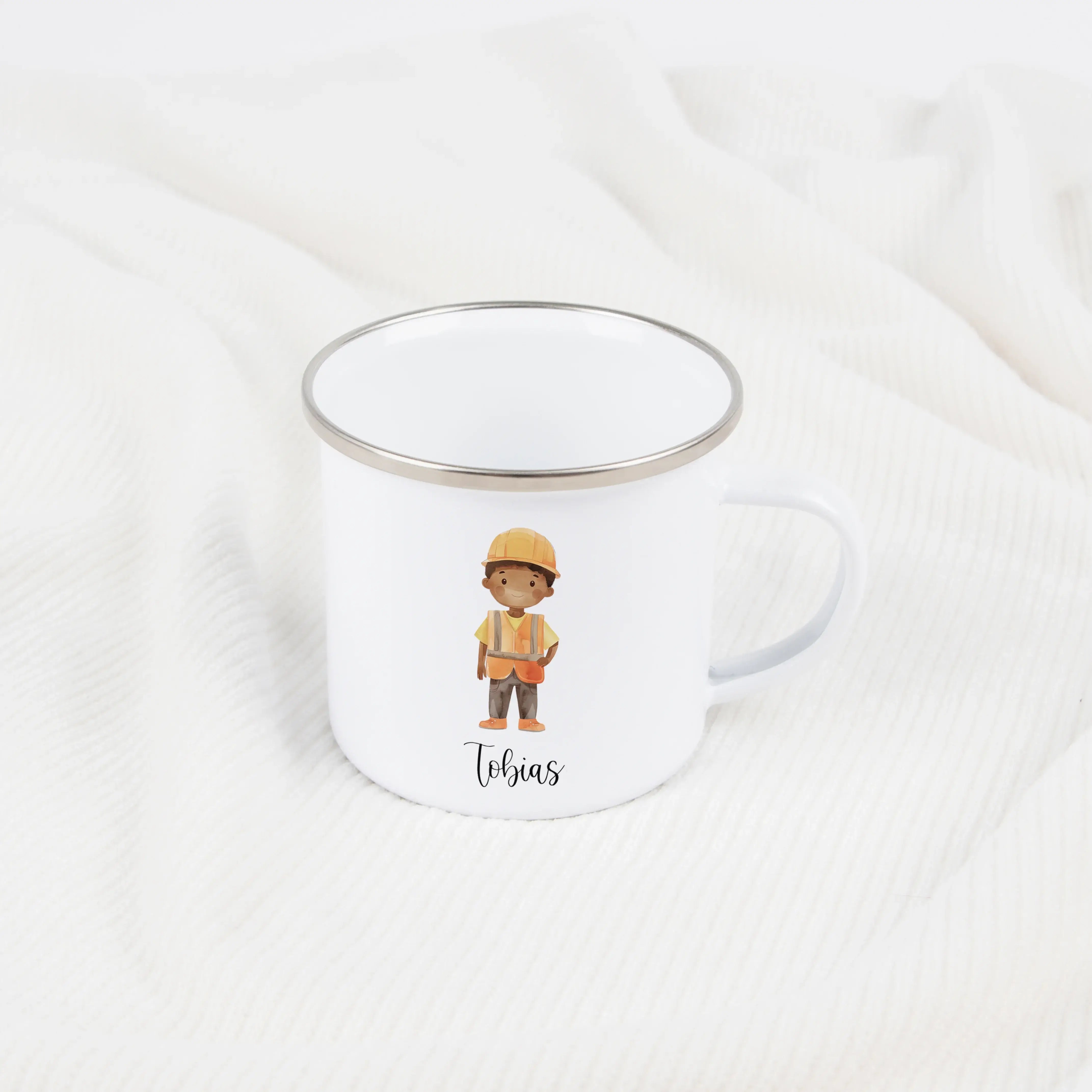 Emaille Tasse Bauarbeiter-Emaille Tasse-famprints-Die Emaille Tasse Bauarbeiter ist ein personalisiertes Geschenk für alle, die Baustellen lieben und etwas Eigenes im Alltag nutzen möchten. Mit deinem Wunschnamen bedruckt und einem liebevoll gestalteten B
