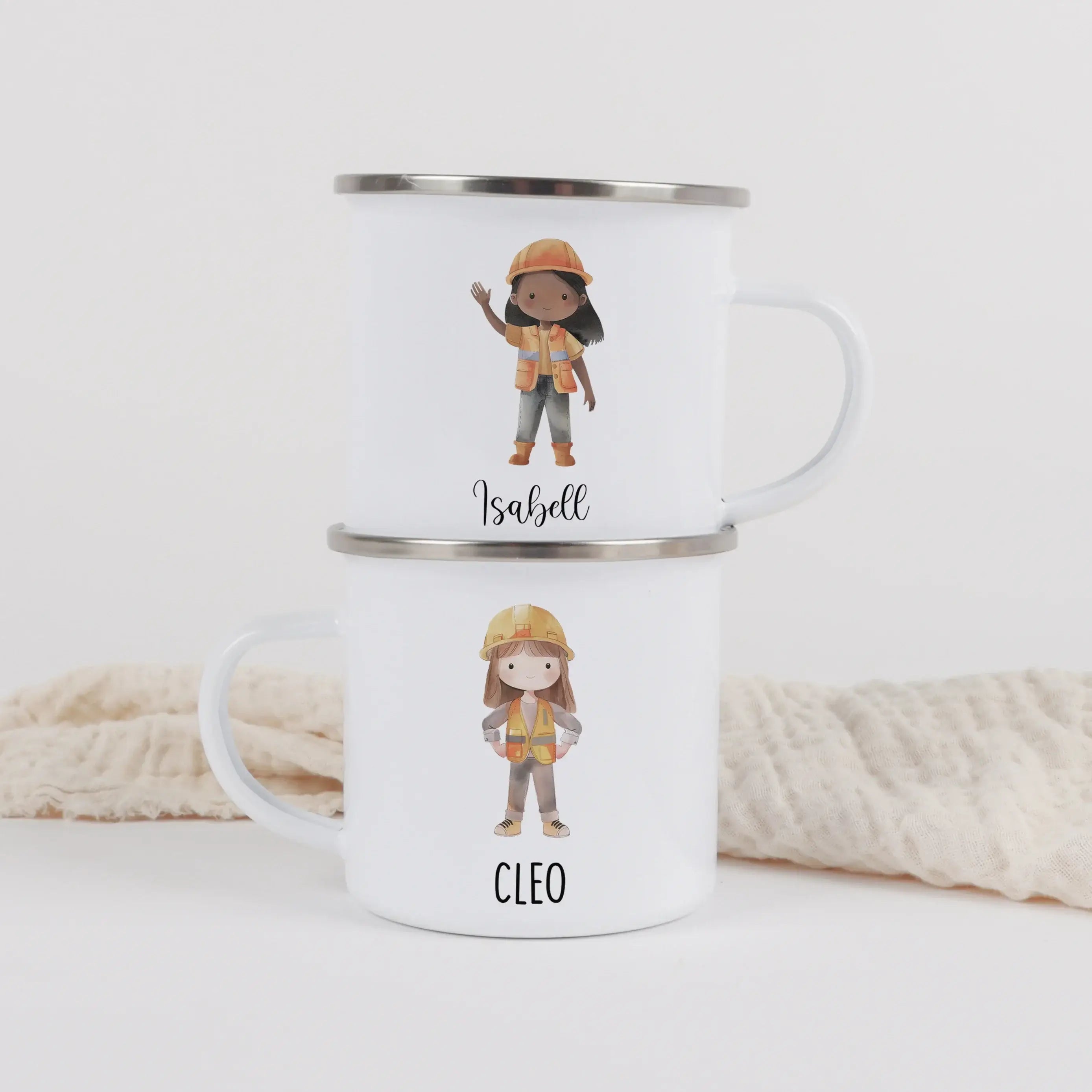 Emaille Tasse Bauarbeiterin-Emaille Tasse-famprints-Die Emaille Tasse Bauarbeiterin von famprints ist ein liebevoll gestaltetes Geschenk für Kinder, die Baustellen, Fahrzeuge und kreative Rollenspiele lieben. Das detailreiche Motiv zeigt eine fröhliche Ba