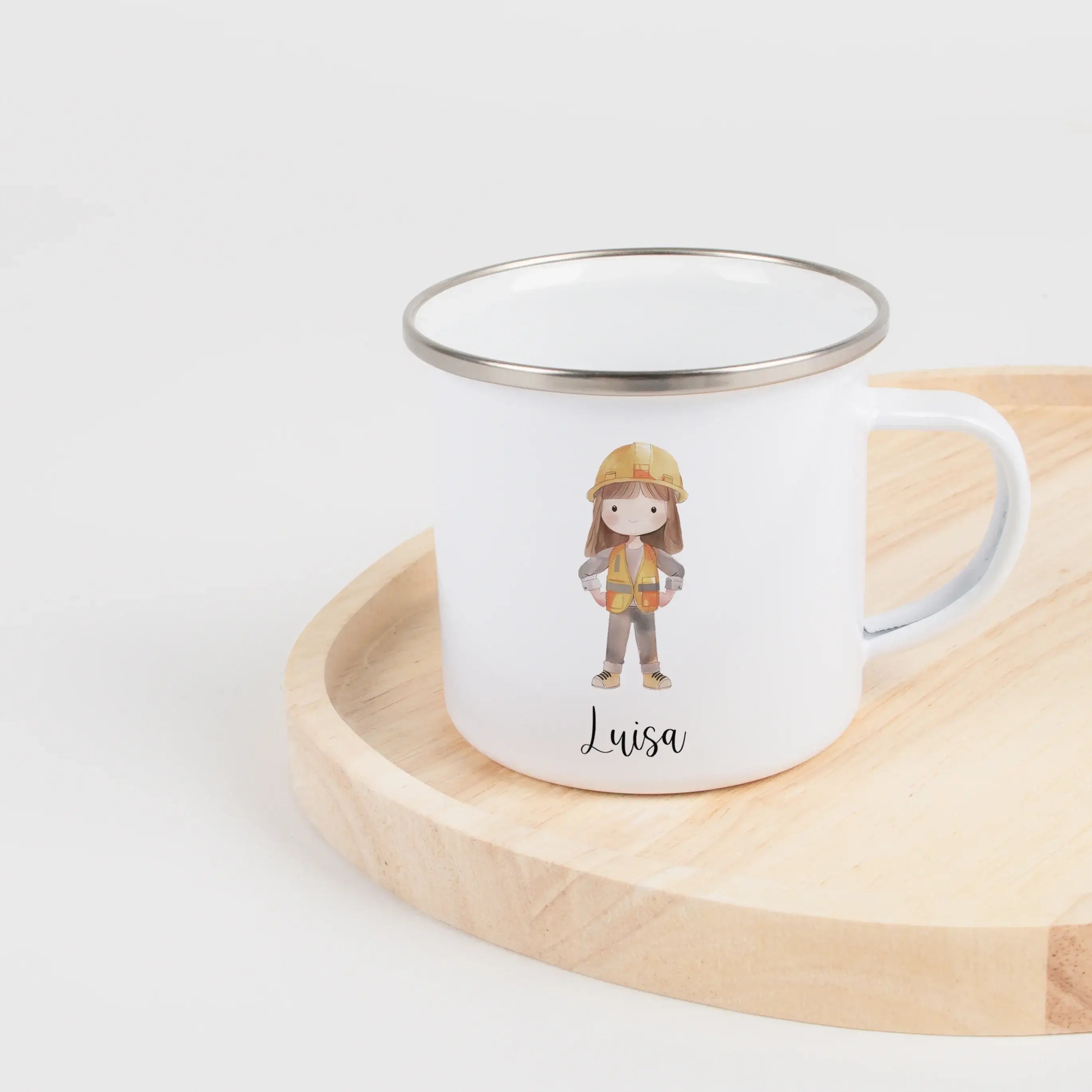 Emaille Tasse Bauarbeiterin-Emaille Tasse-famprints-Die Emaille Tasse Bauarbeiterin von famprints ist ein liebevoll gestaltetes Geschenk für Kinder, die Baustellen, Fahrzeuge und kreative Rollenspiele lieben. Das detailreiche Motiv zeigt eine fröhliche Ba