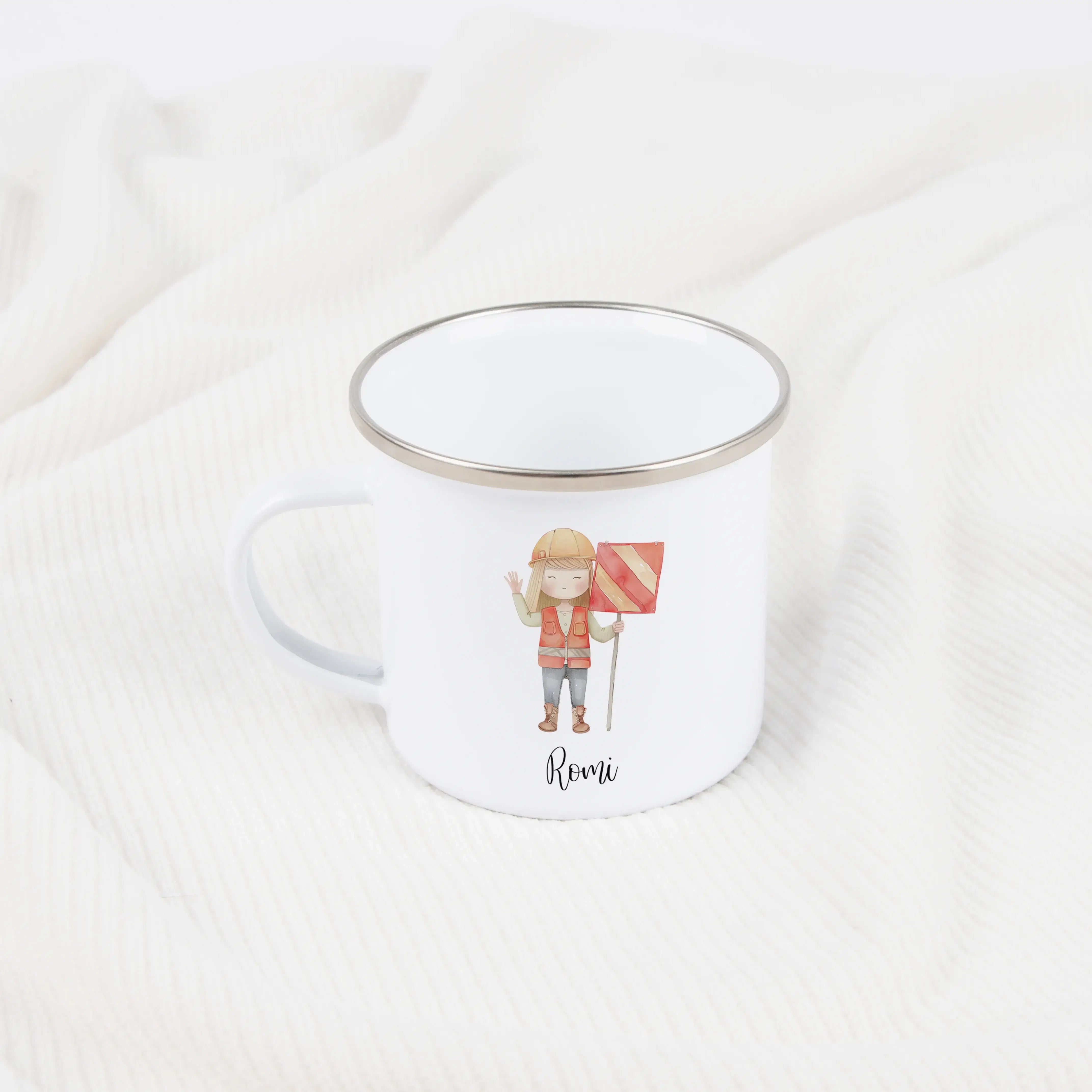 Emaille Tasse Bauarbeiterin-Emaille Tasse-famprints-Die Emaille Tasse Bauarbeiterin von famprints ist ein liebevoll gestaltetes Geschenk für Kinder, die Baustellen, Fahrzeuge und kreative Rollenspiele lieben. Das detailreiche Motiv zeigt eine fröhliche Ba