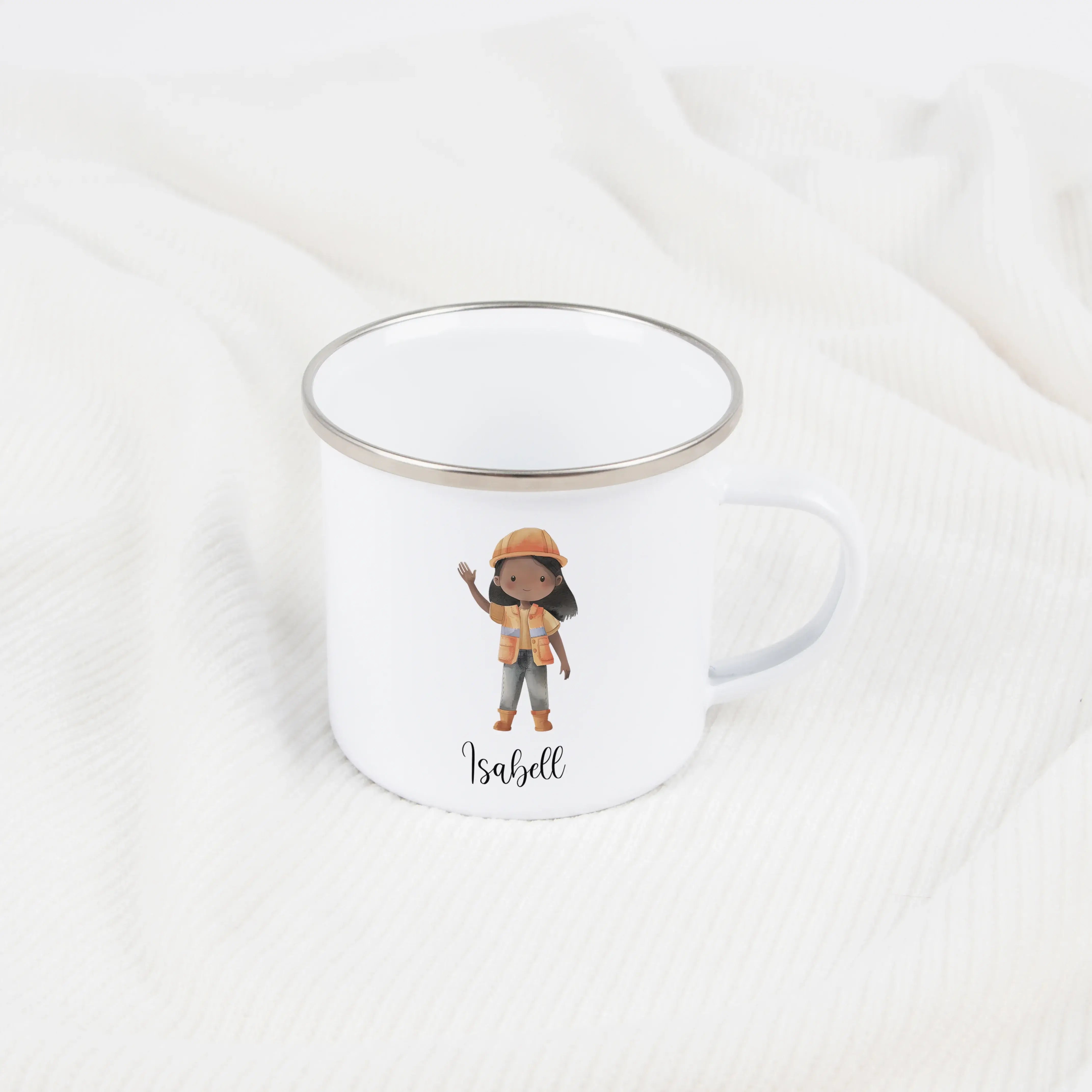 Emaille Tasse Bauarbeiterin-Emaille Tasse-famprints-Die Emaille Tasse Bauarbeiterin von famprints ist ein liebevoll gestaltetes Geschenk für Kinder, die Baustellen, Fahrzeuge und kreative Rollenspiele lieben. Das detailreiche Motiv zeigt eine fröhliche Ba