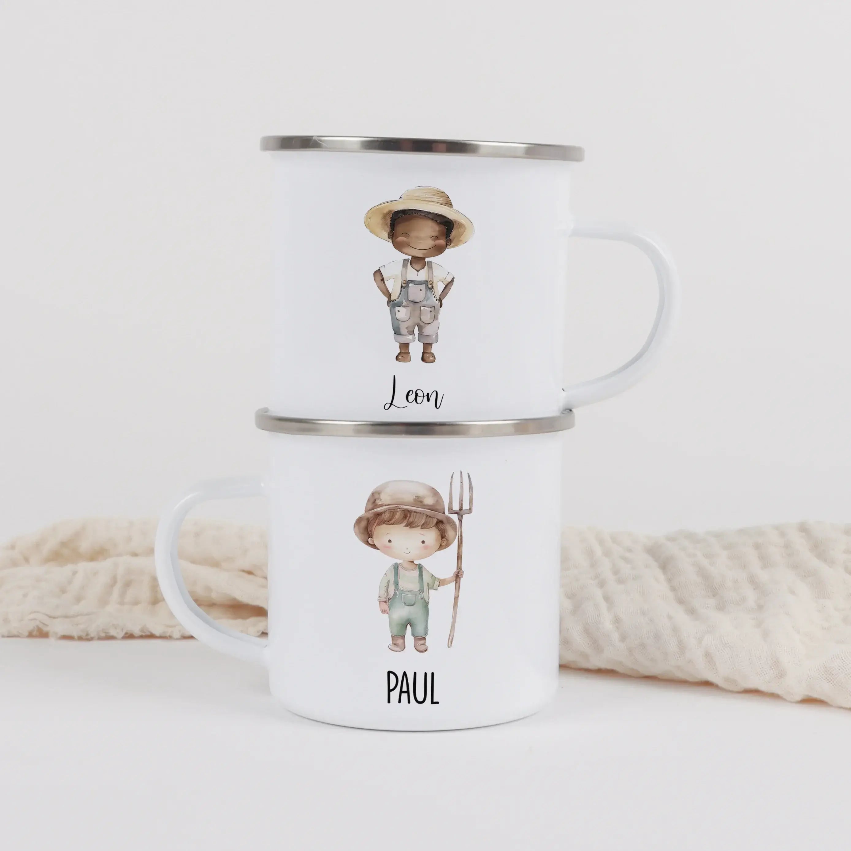 Emaille Tasse Bauer-Emaille Tasse-famprints-Die Emaille Tasse Bauer von famprints verbindet liebevolle Illustration mit persönlicher Gestaltung und wird so zu einem Geschenk, das kleine Bauernhof-Fans wirklich begeistert. Auf der leichten Emaille Tasse ze