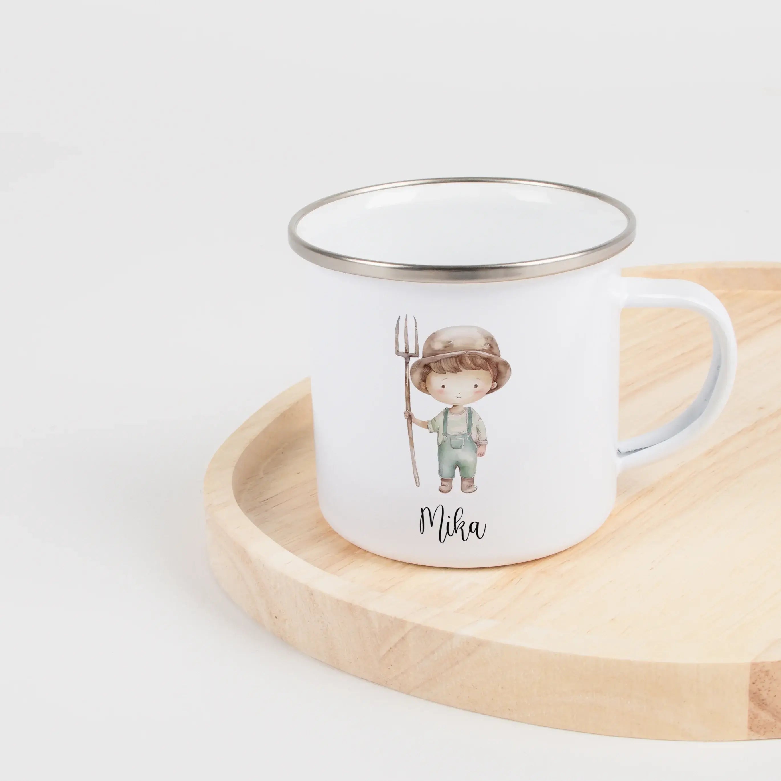 Emaille Tasse Bauer-Emaille Tasse-famprints-Die Emaille Tasse Bauer von famprints verbindet liebevolle Illustration mit persönlicher Gestaltung und wird so zu einem Geschenk, das kleine Bauernhof-Fans wirklich begeistert. Auf der leichten Emaille Tasse ze
