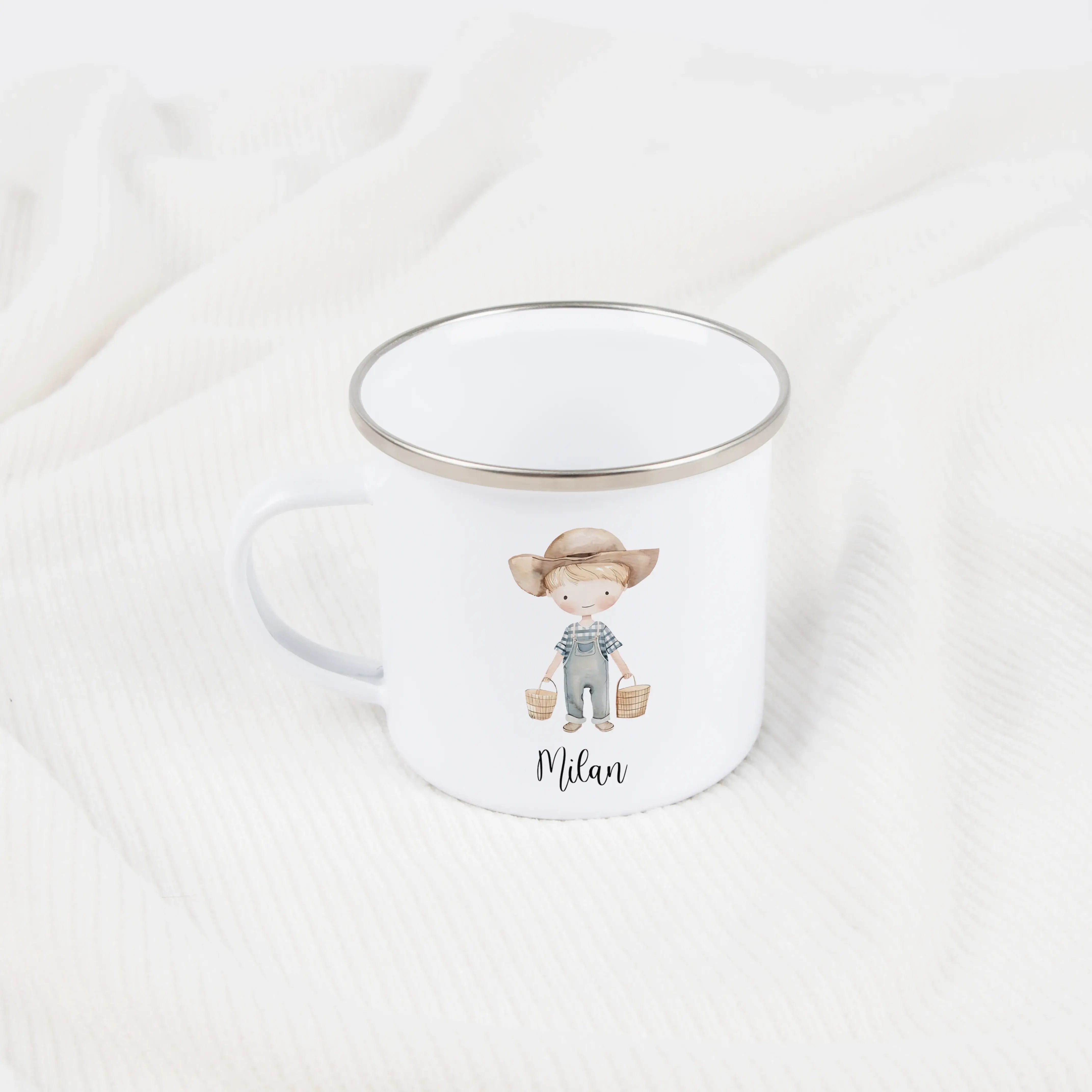 Emaille Tasse Bauer-Emaille Tasse-famprints-Die Emaille Tasse Bauer von famprints verbindet liebevolle Illustration mit persönlicher Gestaltung und wird so zu einem Geschenk, das kleine Bauernhof-Fans wirklich begeistert. Auf der leichten Emaille Tasse ze