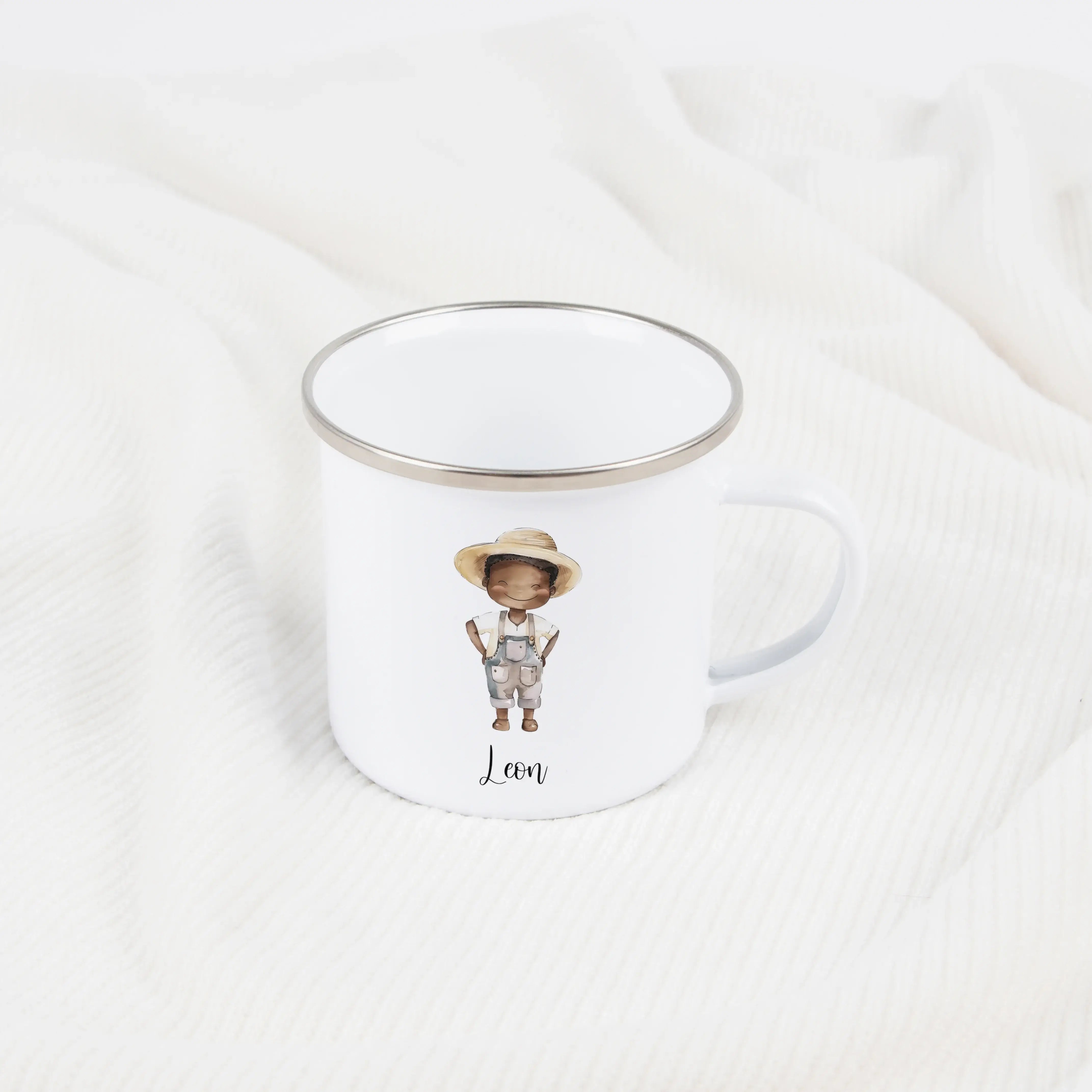 Emaille Tasse Bauer-Emaille Tasse-famprints-Die Emaille Tasse Bauer von famprints verbindet liebevolle Illustration mit persönlicher Gestaltung und wird so zu einem Geschenk, das kleine Bauernhof-Fans wirklich begeistert. Auf der leichten Emaille Tasse ze