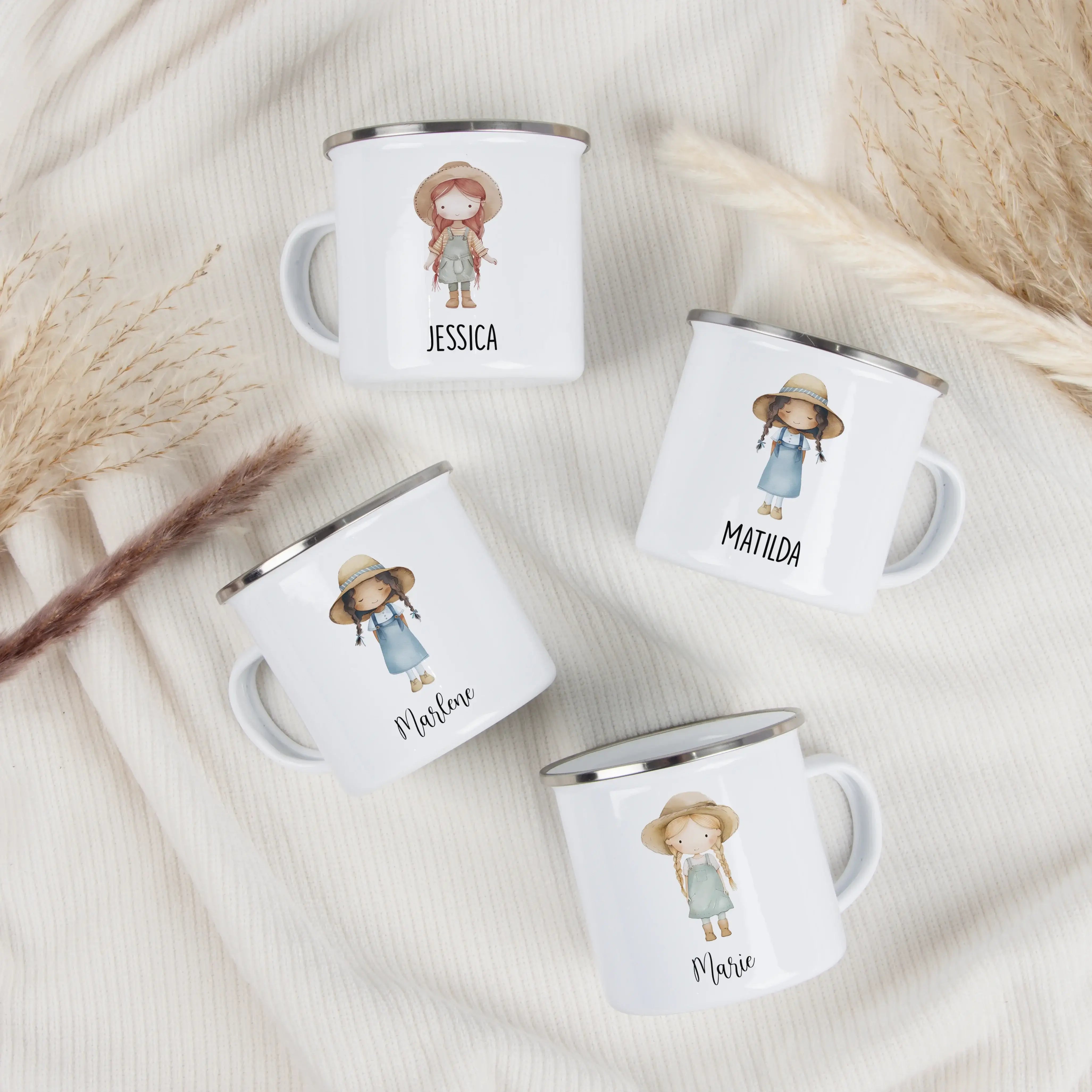 Emaille Tasse Bäuerin-Emaille Tasse-famprints-Die Emaille Tasse Bäuerin von famprints bringt ein liebevoll gestaltetes Motiv direkt in deinen Alltag. Unser Aquarell-Design zeigt eine kleine Bäuerin, die mit warmen Farben und feinen Details für ein fröhlic