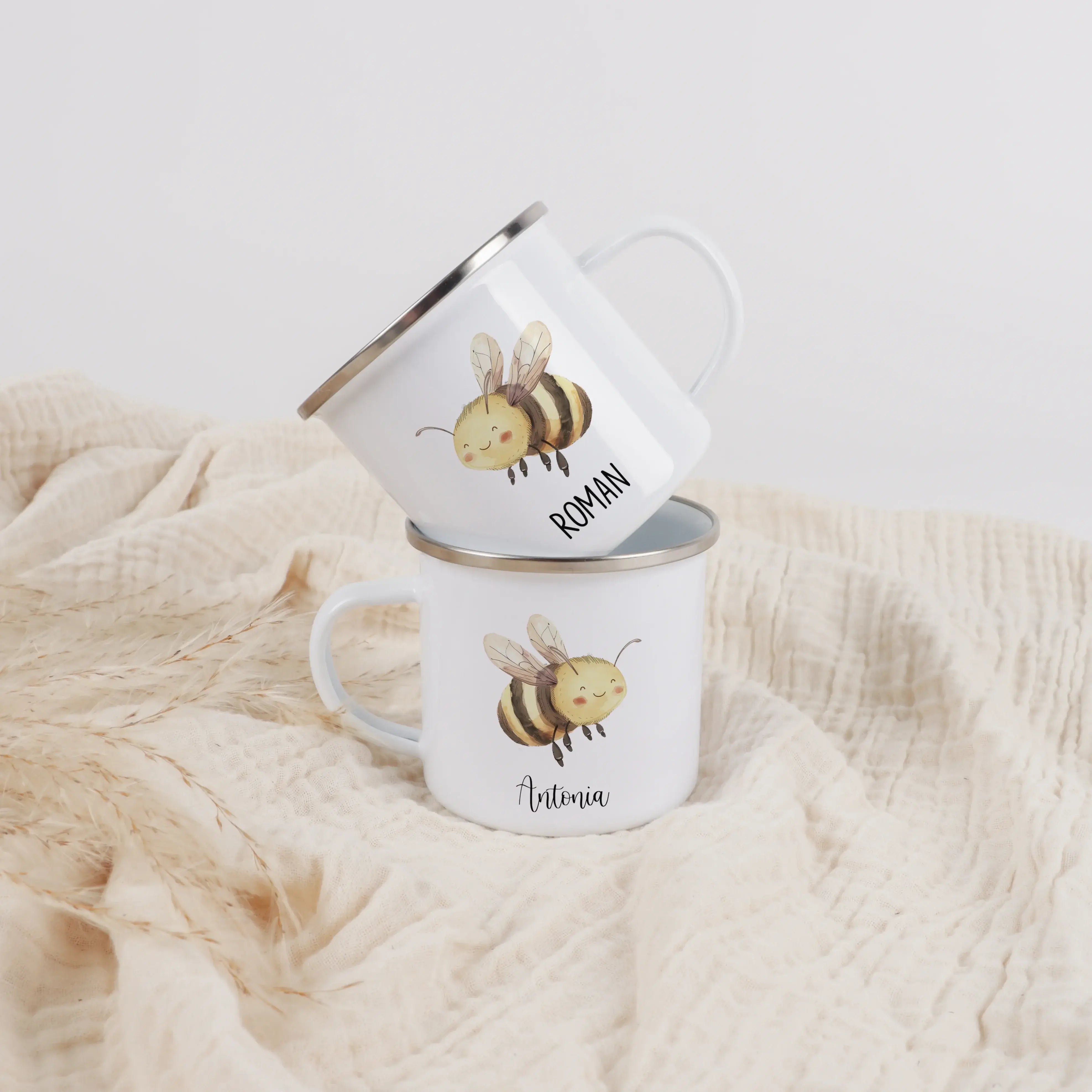 Emaille Tasse Biene-Emaille Tasse-famprints-Die Emaille Tasse Biene von famprints ist ein warmherziges Geschenk für Kinder, die fröhliche Motive lieben und sich über etwas ganz Persönliches freuen. Das sanfte Wasserfarben-Design der kleinen Biene wirkt ve