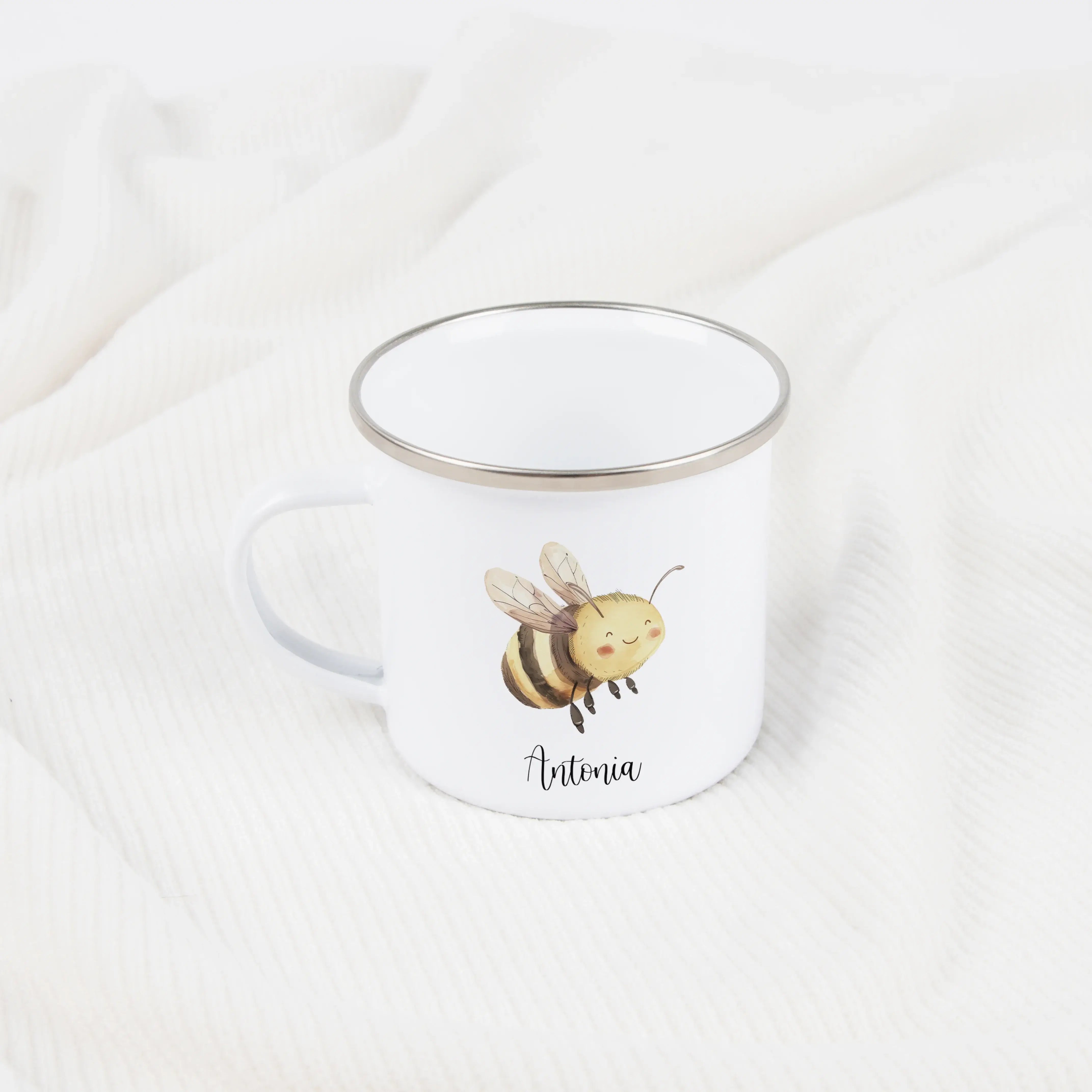 Emaille Tasse Biene-Emaille Tasse-famprints-Die Emaille Tasse Biene von famprints ist ein warmherziges Geschenk für Kinder, die fröhliche Motive lieben und sich über etwas ganz Persönliches freuen. Das sanfte Wasserfarben-Design der kleinen Biene wirkt ve