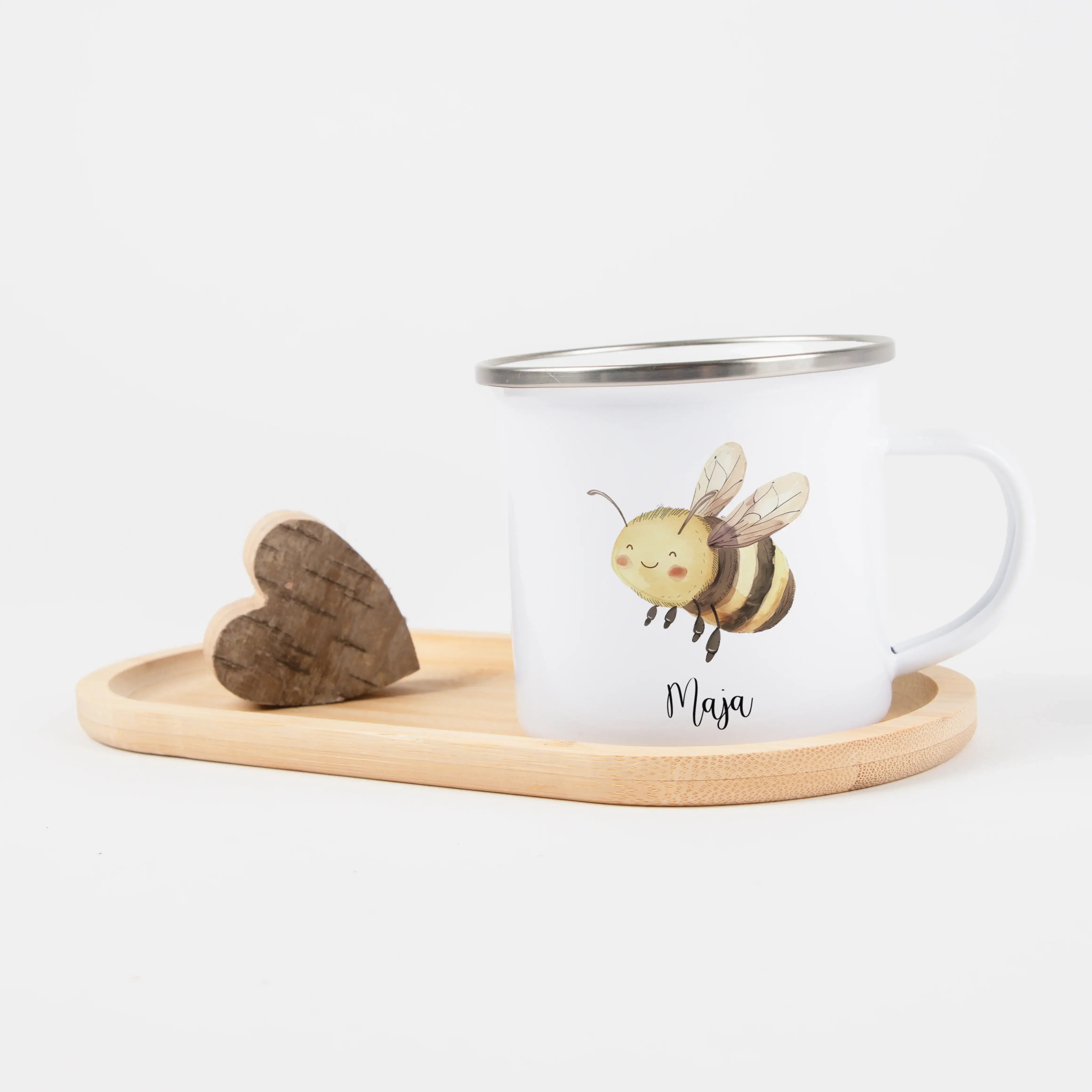 Emaille Tasse Biene-Emaille Tasse-famprints-Die Emaille Tasse Biene von famprints ist ein warmherziges Geschenk für Kinder, die fröhliche Motive lieben und sich über etwas ganz Persönliches freuen. Das sanfte Wasserfarben-Design der kleinen Biene wirkt ve