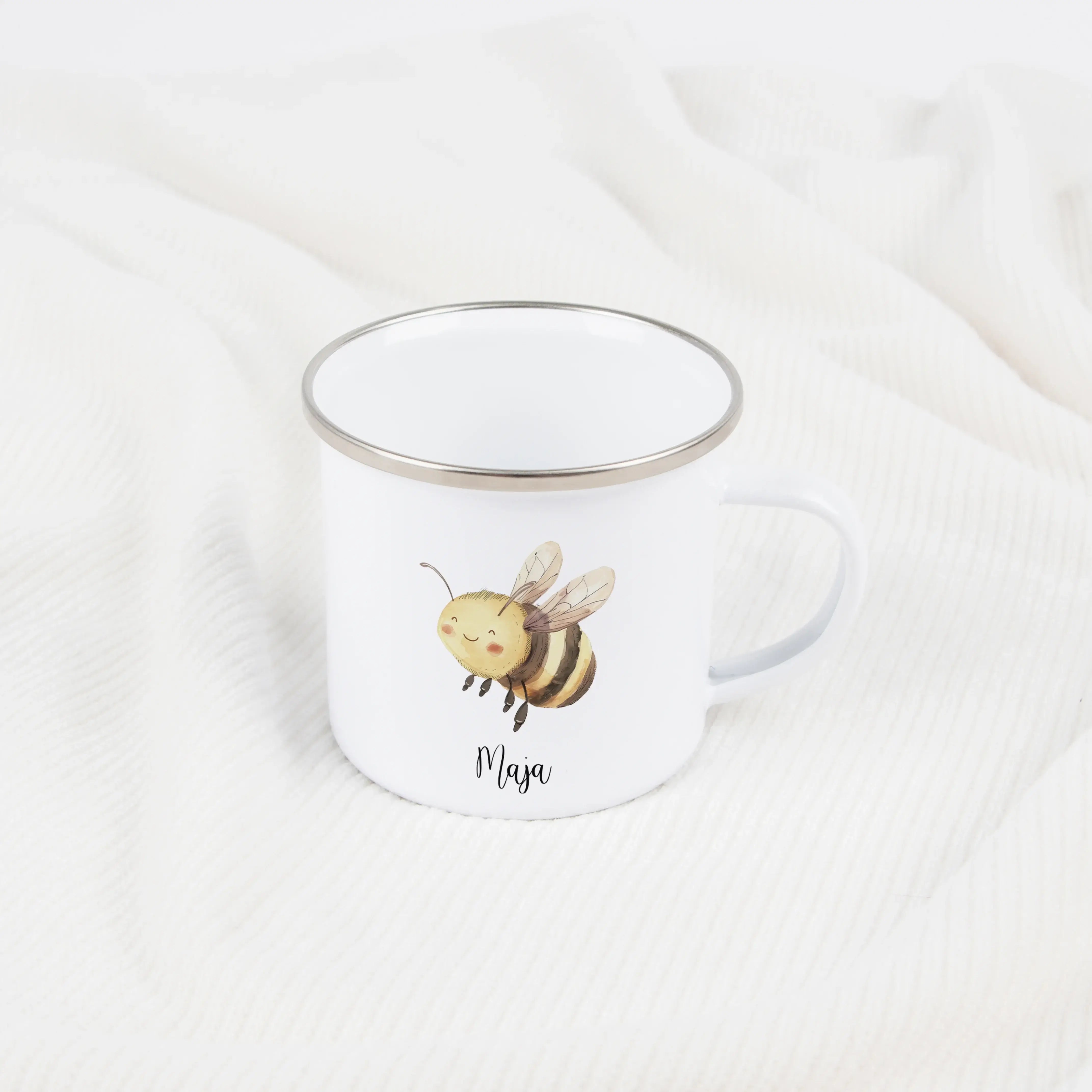 Emaille Tasse Biene-Emaille Tasse-famprints-Die Emaille Tasse Biene von famprints ist ein warmherziges Geschenk für Kinder, die fröhliche Motive lieben und sich über etwas ganz Persönliches freuen. Das sanfte Wasserfarben-Design der kleinen Biene wirkt ve