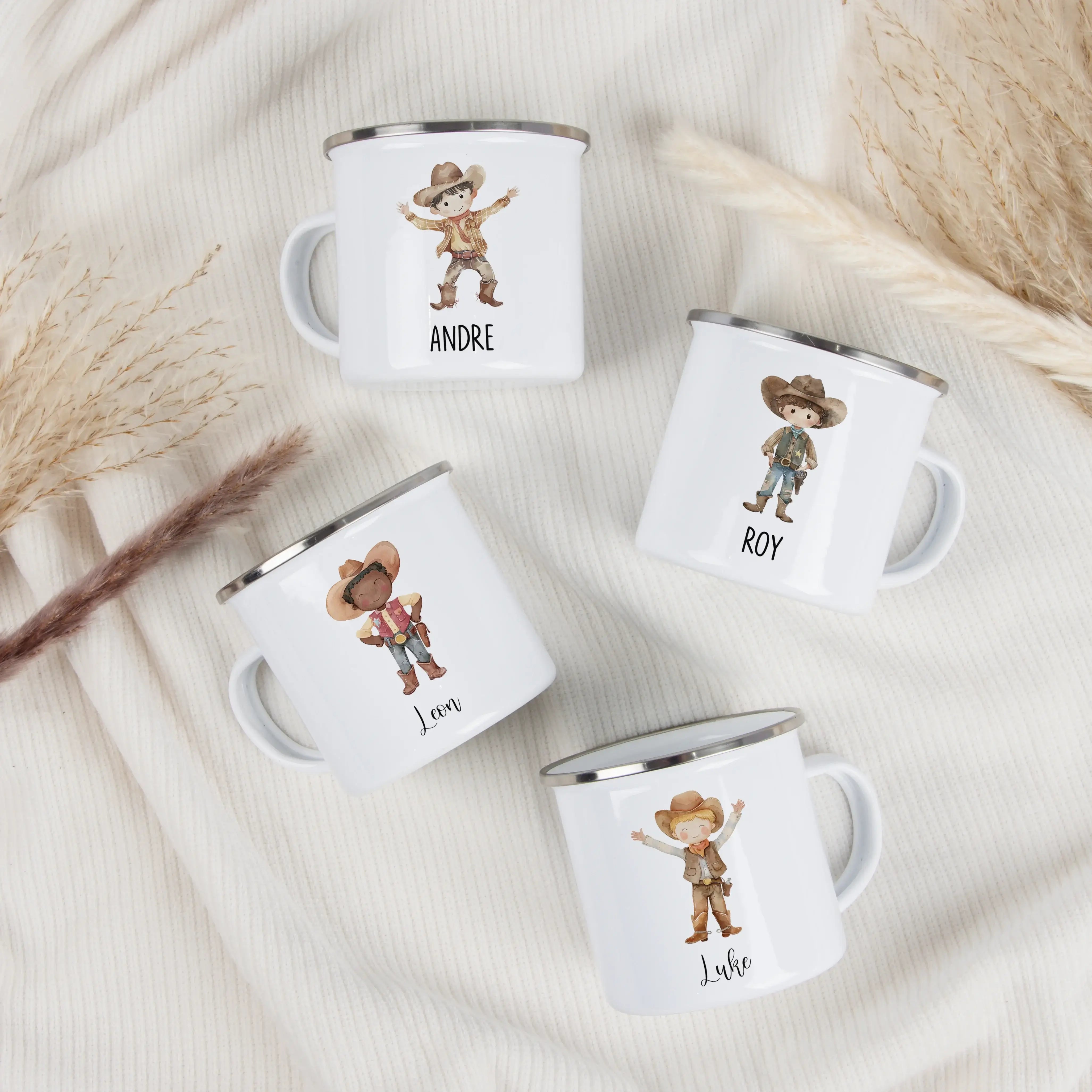 Emaille Tasse Cowboy-Emaille Tasse-famprints-Diese Emaille Tasse Cowboy von famprints ist mehr als nur ein Trinkbecher – sie ist ein persönliches Geschenk mit Charakter. Das liebevoll illustrierte Cowboy-Motiv im sanften Aquarellstil spricht Kinder ebenso