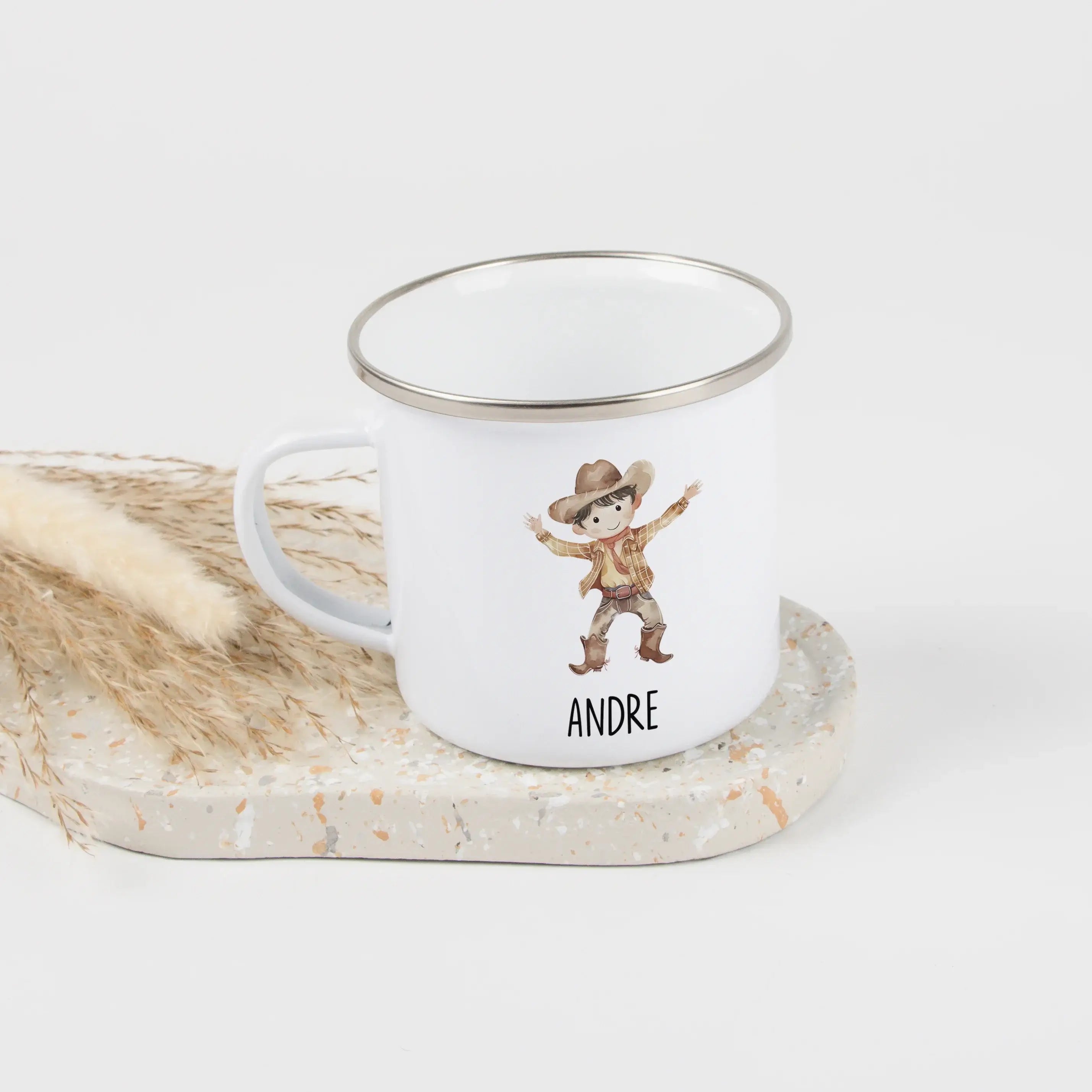 Emaille Tasse Cowboy-Emaille Tasse-famprints-Diese Emaille Tasse Cowboy von famprints ist mehr als nur ein Trinkbecher – sie ist ein persönliches Geschenk mit Charakter. Das liebevoll illustrierte Cowboy-Motiv im sanften Aquarellstil spricht Kinder ebenso