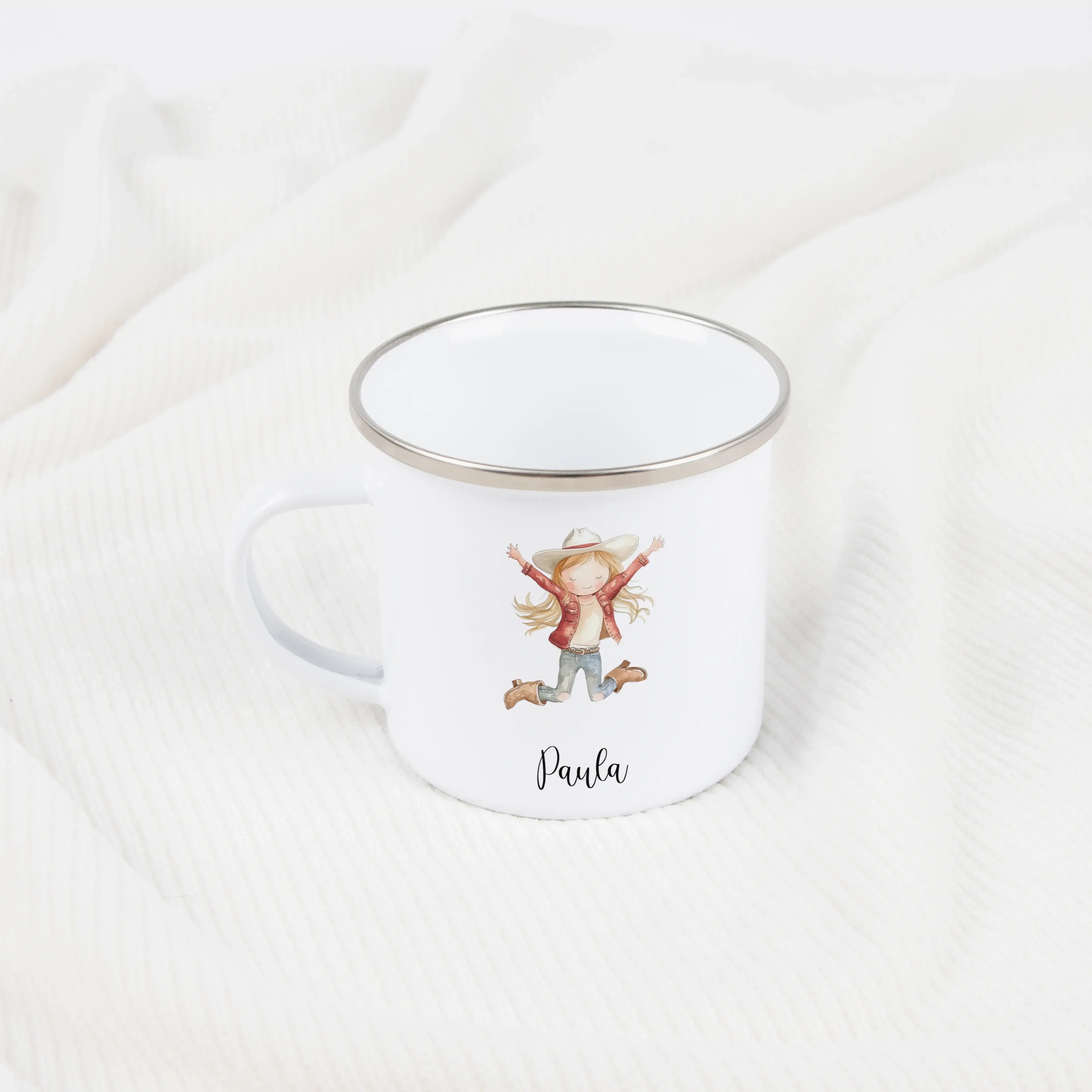 Emaille Tasse Cowgirl-Emaille Tasse-famprints-Die Emaille Tasse Cowgirl von famprints bringt kleine Abenteurerinnen zum Strahlen und verwandelt jedes Getränk in einen persönlichen Moment. Mit deinem Wunschnamen gestaltet, entsteht ein liebevolles Unikat,