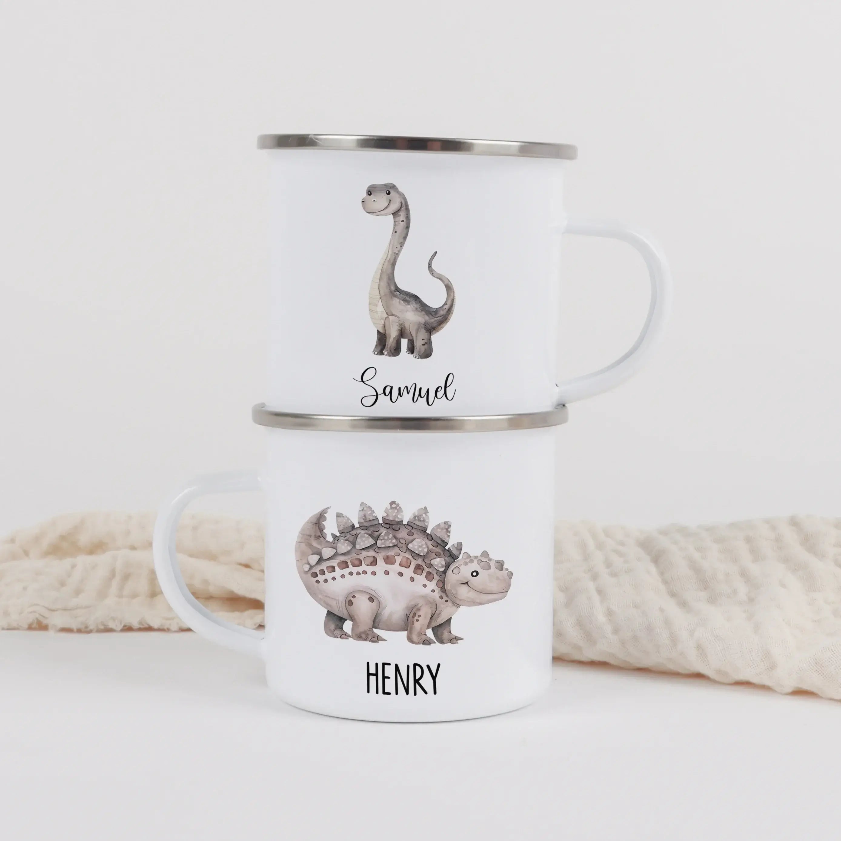 Emaille Tasse Dino-Emaille Tasse-famprints-Die Emaille Tasse Dino von famprints wird schnell zu einem kleinen Lieblingsstück im Alltag eines Kindes, denn die sanften Wasserfarben-Motive – T-Rex, Langhals, Flug Dino oder der Dino im Ei – sprechen Kinder so