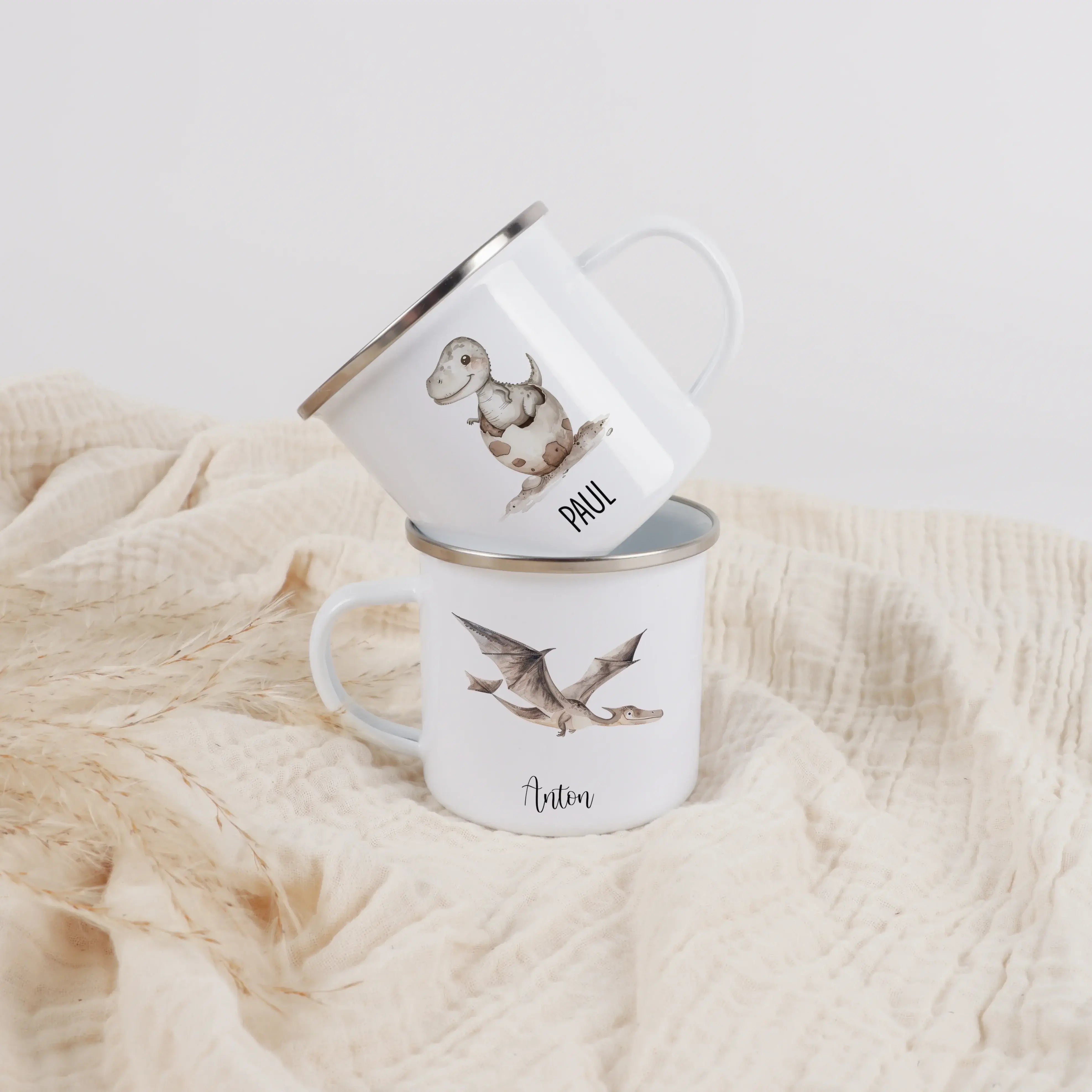 Emaille Tasse Dino-Emaille Tasse-famprints-Die Emaille Tasse Dino von famprints wird schnell zu einem kleinen Lieblingsstück im Alltag eines Kindes, denn die sanften Wasserfarben-Motive – T-Rex, Langhals, Flug Dino oder der Dino im Ei – sprechen Kinder so