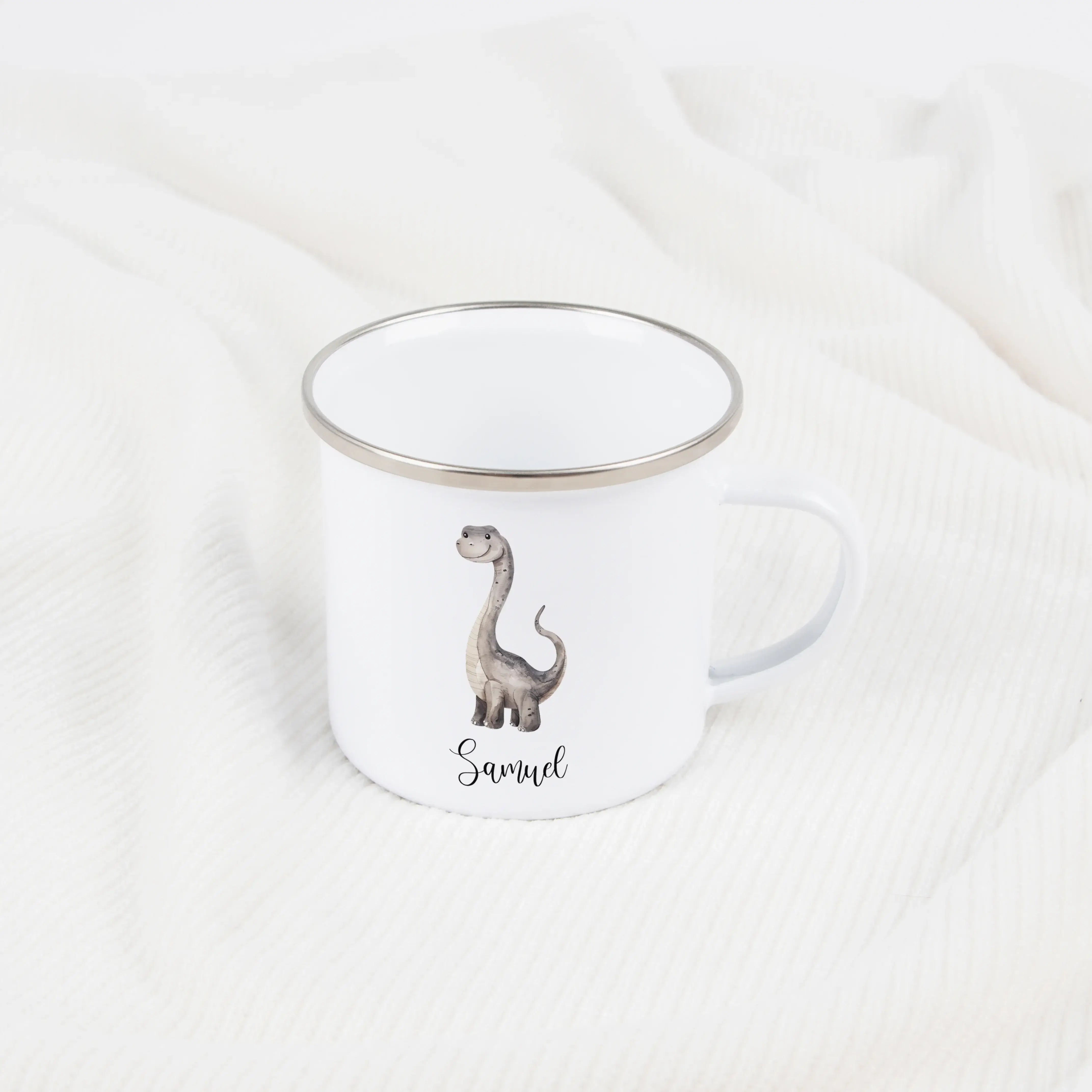 Emaille Tasse Dino-Emaille Tasse-famprints-Die Emaille Tasse Dino von famprints wird schnell zu einem kleinen Lieblingsstück im Alltag eines Kindes, denn die sanften Wasserfarben-Motive – T-Rex, Langhals, Flug Dino oder der Dino im Ei – sprechen Kinder so