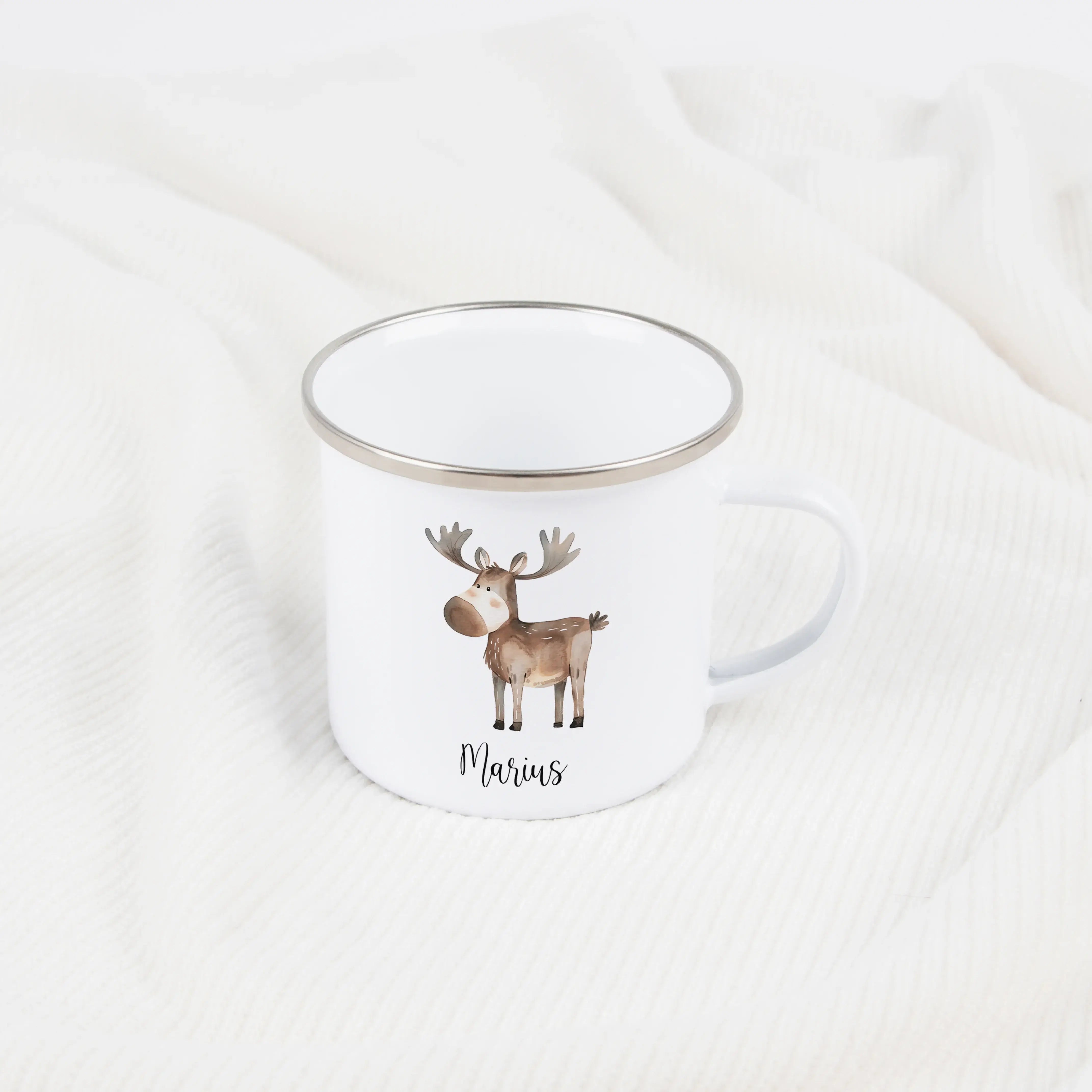 Emaille Tasse Elch-Emaille Tasse-famprints-Die Emaille Tasse Elch von famprints ist ein liebevolles Geschenk für Kinder, das Alltag und Fantasie miteinander verbindet. Das zarte Aquarellmotiv mit dem freundlichen Elch wirkt warm und kindgerecht und lässt