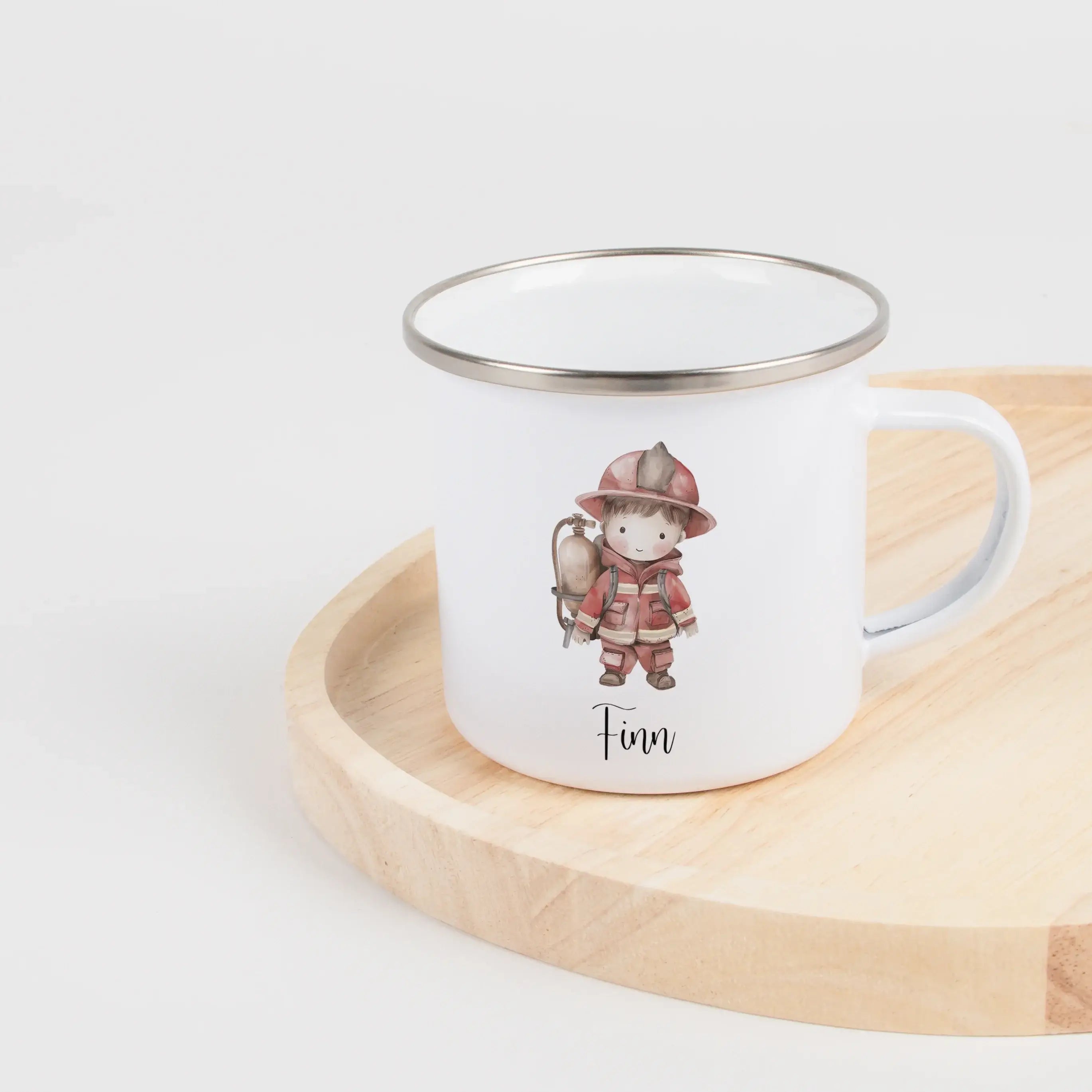 Emaille Tasse Feuerwehrmann-Emaille Tasse-famprints-Die Emaille Tasse Feuerwehrmann von famprints ist ein liebevoll gestaltetes Geschenk für Kinder, die Feuerwehrhelden, Einsatzfahrzeuge und mutige Abenteuer mögen. Zur Auswahl stehen zwei Feuerwehrmänner
