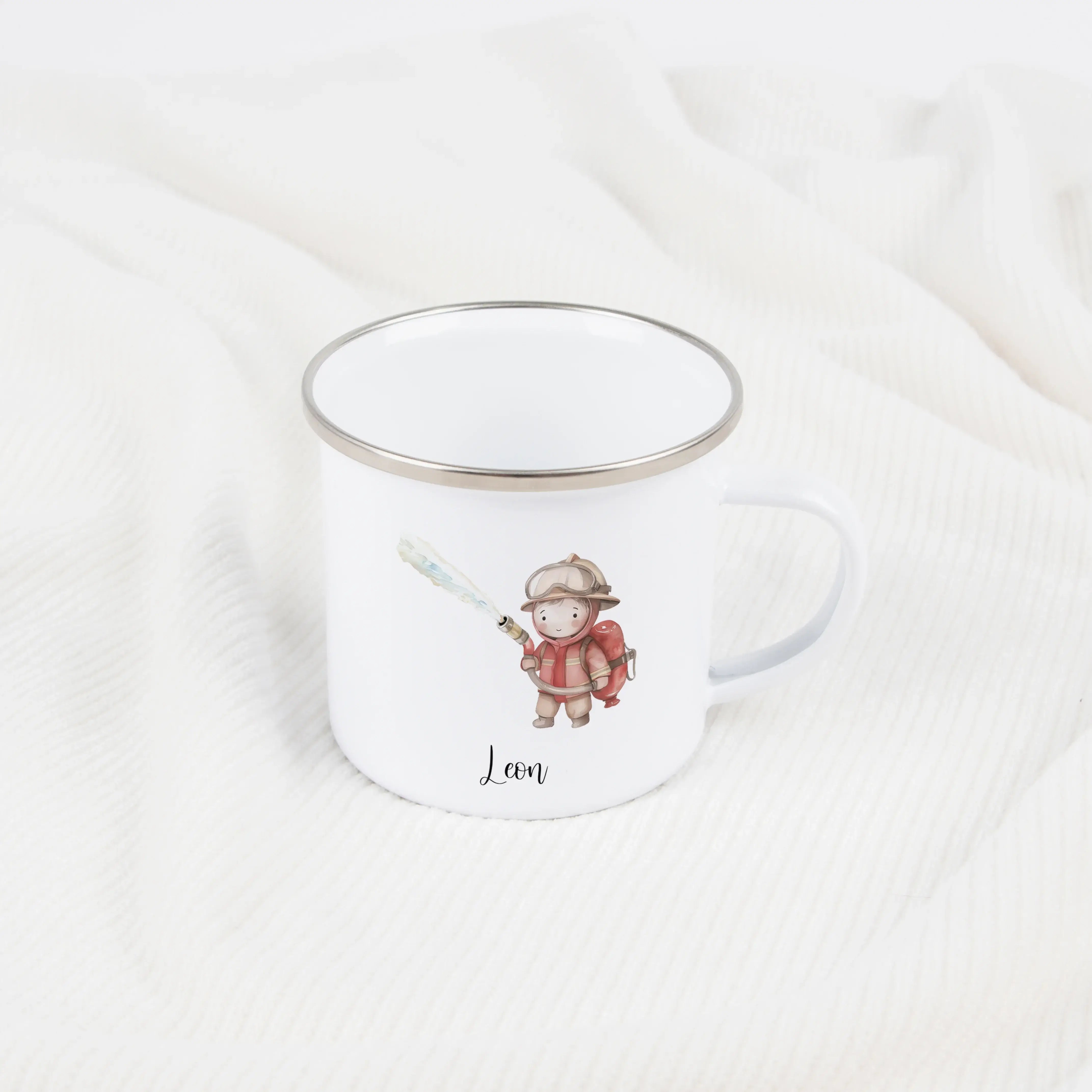 Emaille Tasse Feuerwehrmann-Emaille Tasse-famprints-Die Emaille Tasse Feuerwehrmann von famprints ist ein liebevoll gestaltetes Geschenk für Kinder, die Feuerwehrhelden, Einsatzfahrzeuge und mutige Abenteuer mögen. Zur Auswahl stehen zwei Feuerwehrmänner