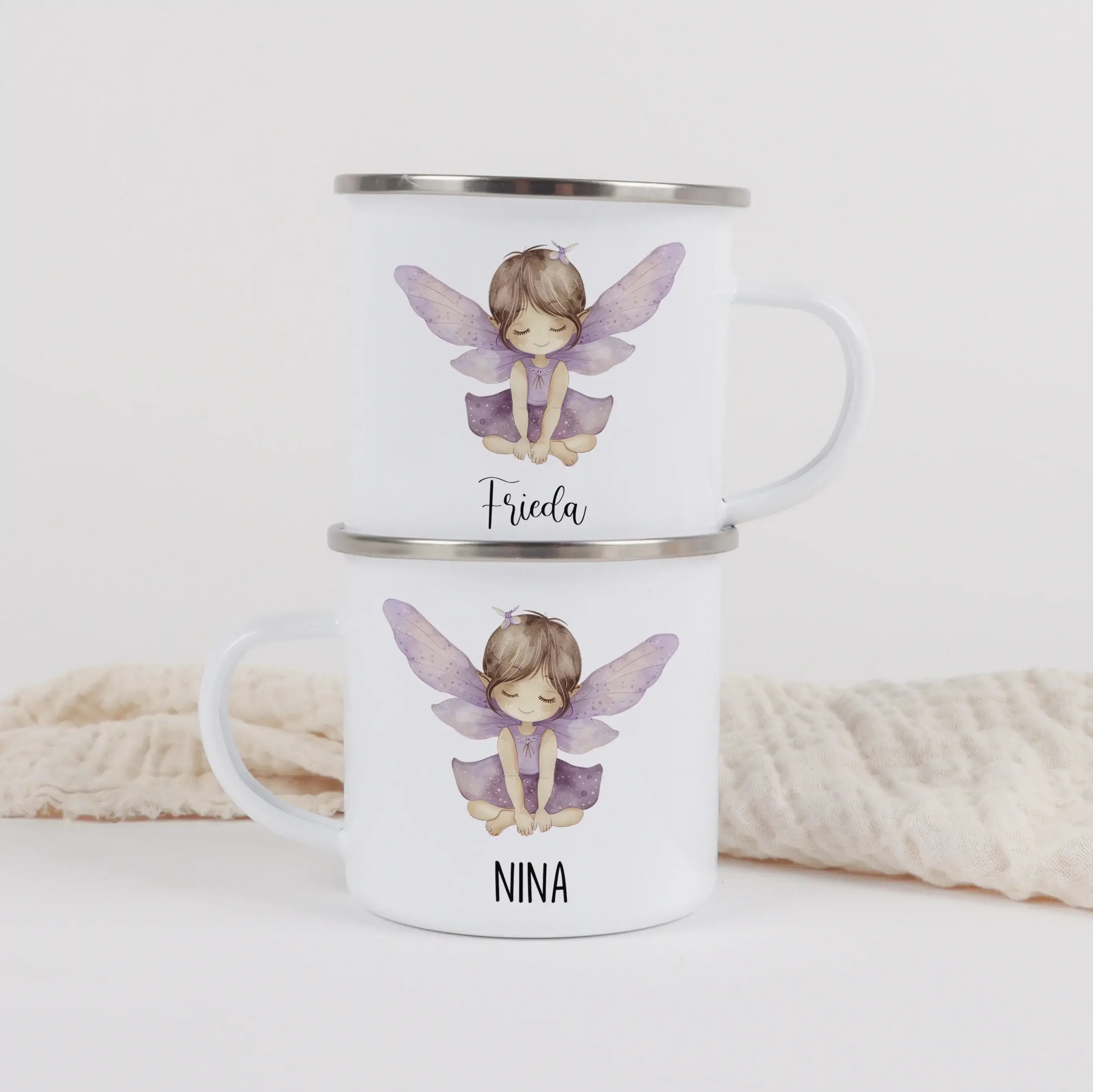 Emaille Tasse Fee-Emaille Tasse-famprints-Die Emaille Tasse Fee von famprints ist ein liebevolles Geschenk für kleine Träumerinnen, die märchenhafte Motive lieben und ihren eigenen Namen gerne auf persönlichen Dingen entdecken. Mit ihrem sanften Wasserfar