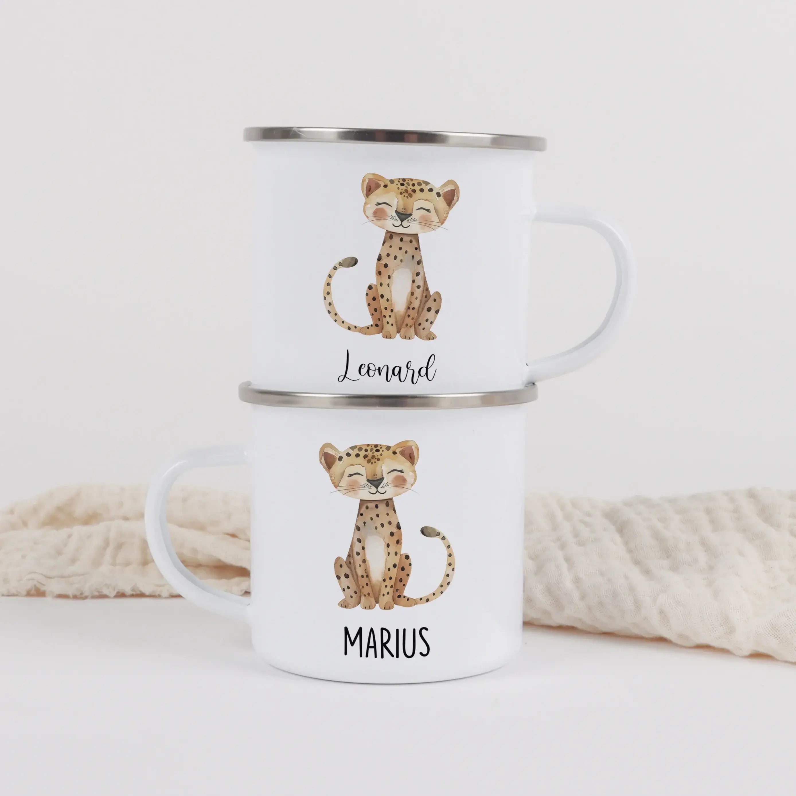 Emaille Tasse Gepard-Emaille Tasse-famprints-Die Emaille Tasse Gepard von famprints ist genau das Richtige, wenn du ein persönliches Geschenk mit Charakter suchst oder deinem Kind eine eigene Lieblingstasse schenken möchtest. Das liebevoll gestaltete Gepa