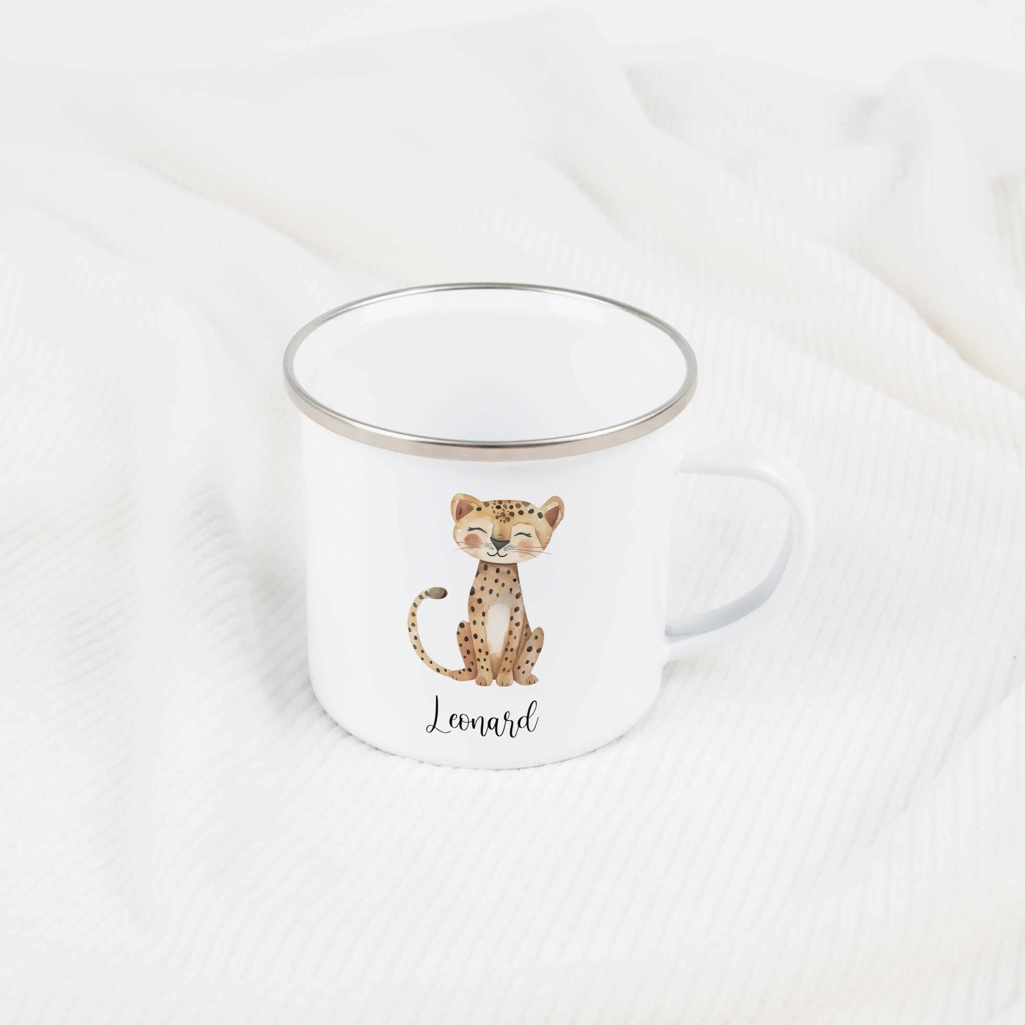 Emaille Tasse Gepard-Emaille Tasse-famprints-Die Emaille Tasse Gepard von famprints ist genau das Richtige, wenn du ein persönliches Geschenk mit Charakter suchst oder deinem Kind eine eigene Lieblingstasse schenken möchtest. Das liebevoll gestaltete Gepa