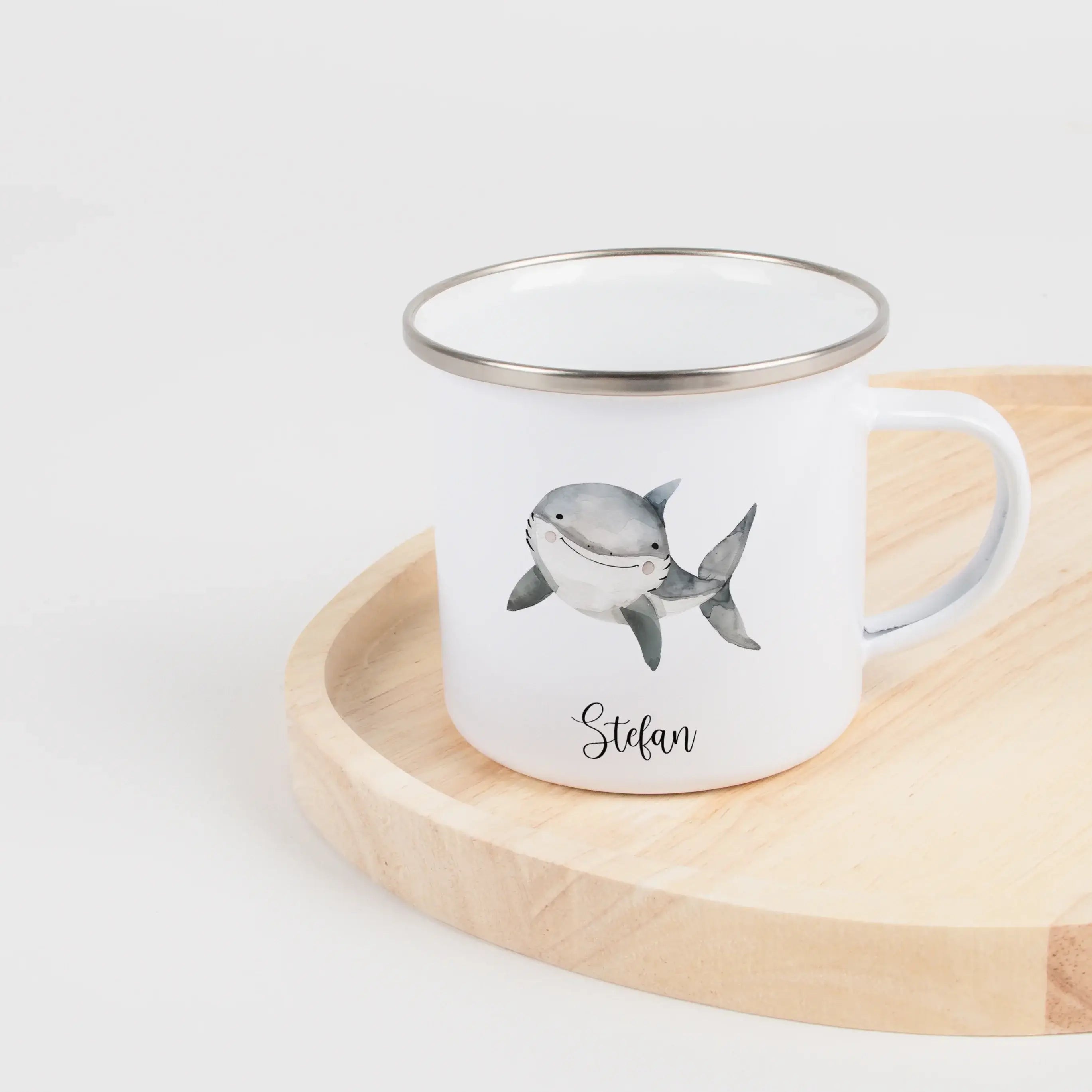 Emaille Tasse Hai-Emaille Tasse-famprints-Die Emaille Tasse Hai von famprints bringt frischen Meereszauber in den Alltag und wird mit deinem Wunschname zu einem persönlichen Begleiter für Kinder, die Abenteuer lieben. Das liebevoll illustrierte Hai-Motiv