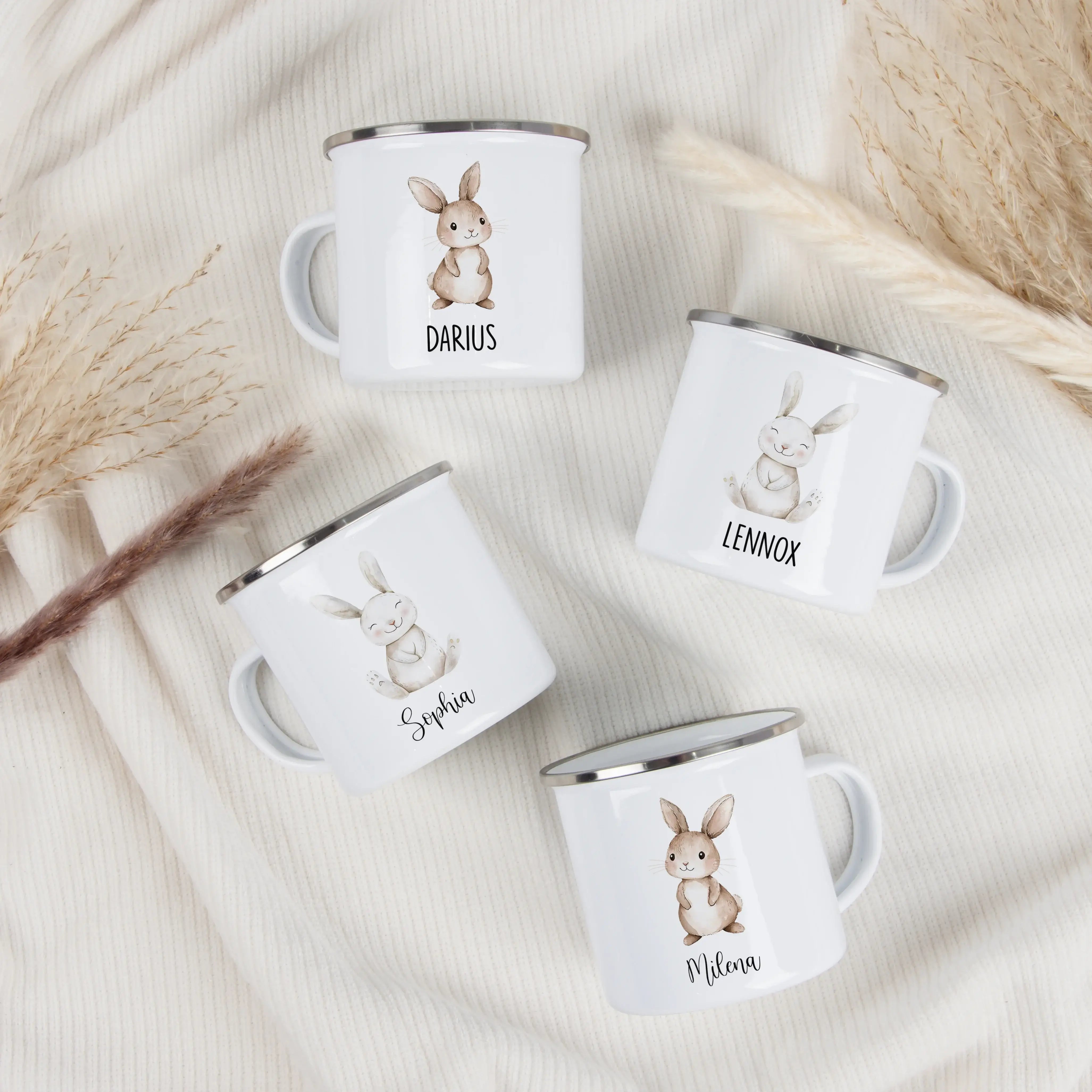 Emaille Tasse Hase-Emaille Tasse-famprints-Die Emaille Tasse Hase von famprints macht kleinen Hasenfans jeden Morgen ein bisschen glücklicher. Auf der weißen Tasse kannst du zwischen einem hellbraunen oder einem weißen Hasen im sanften Wasserfarben-Look w