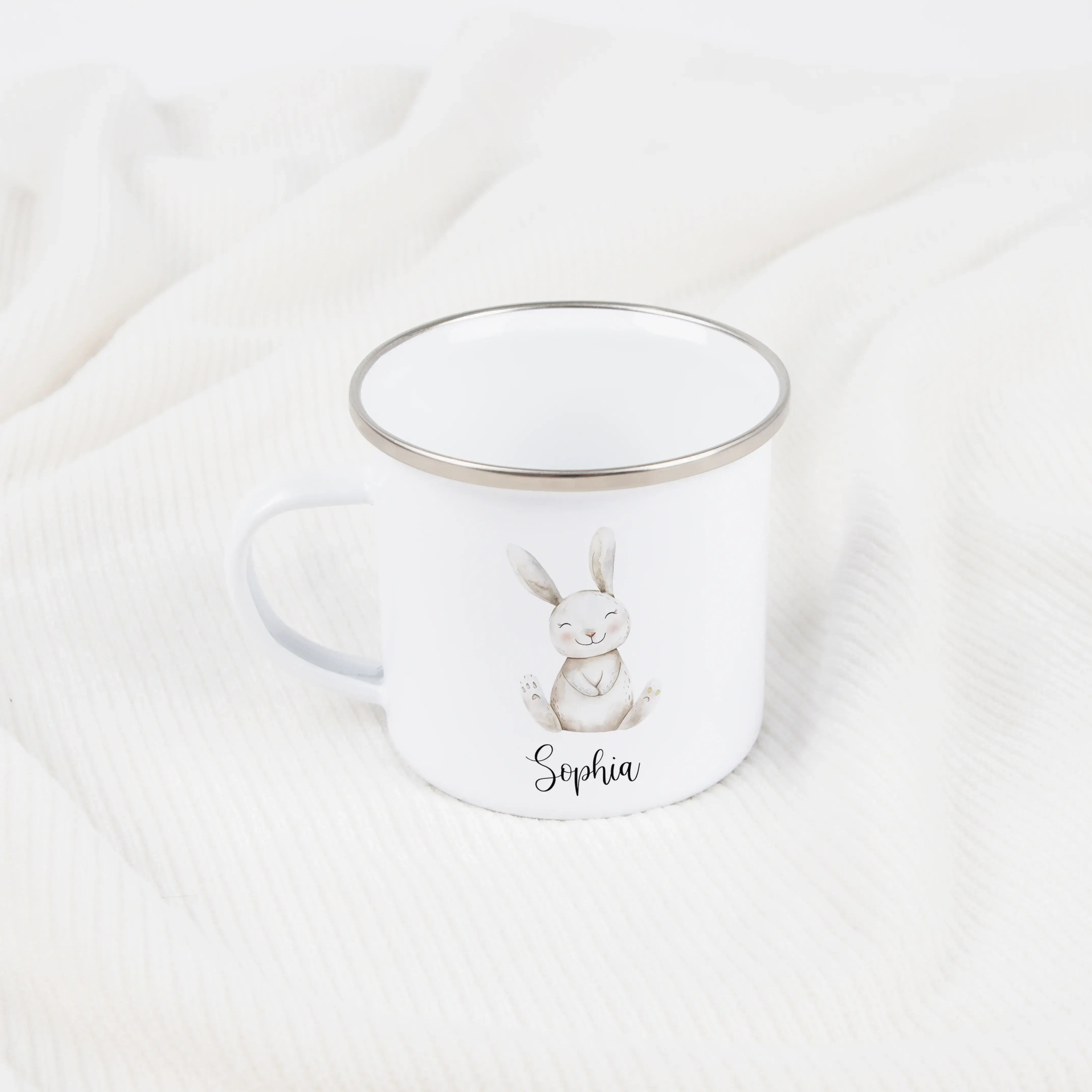 Emaille Tasse Hase-Emaille Tasse-famprints-Die Emaille Tasse Hase von famprints macht kleinen Hasenfans jeden Morgen ein bisschen glücklicher. Auf der weißen Tasse kannst du zwischen einem hellbraunen oder einem weißen Hasen im sanften Wasserfarben-Look w