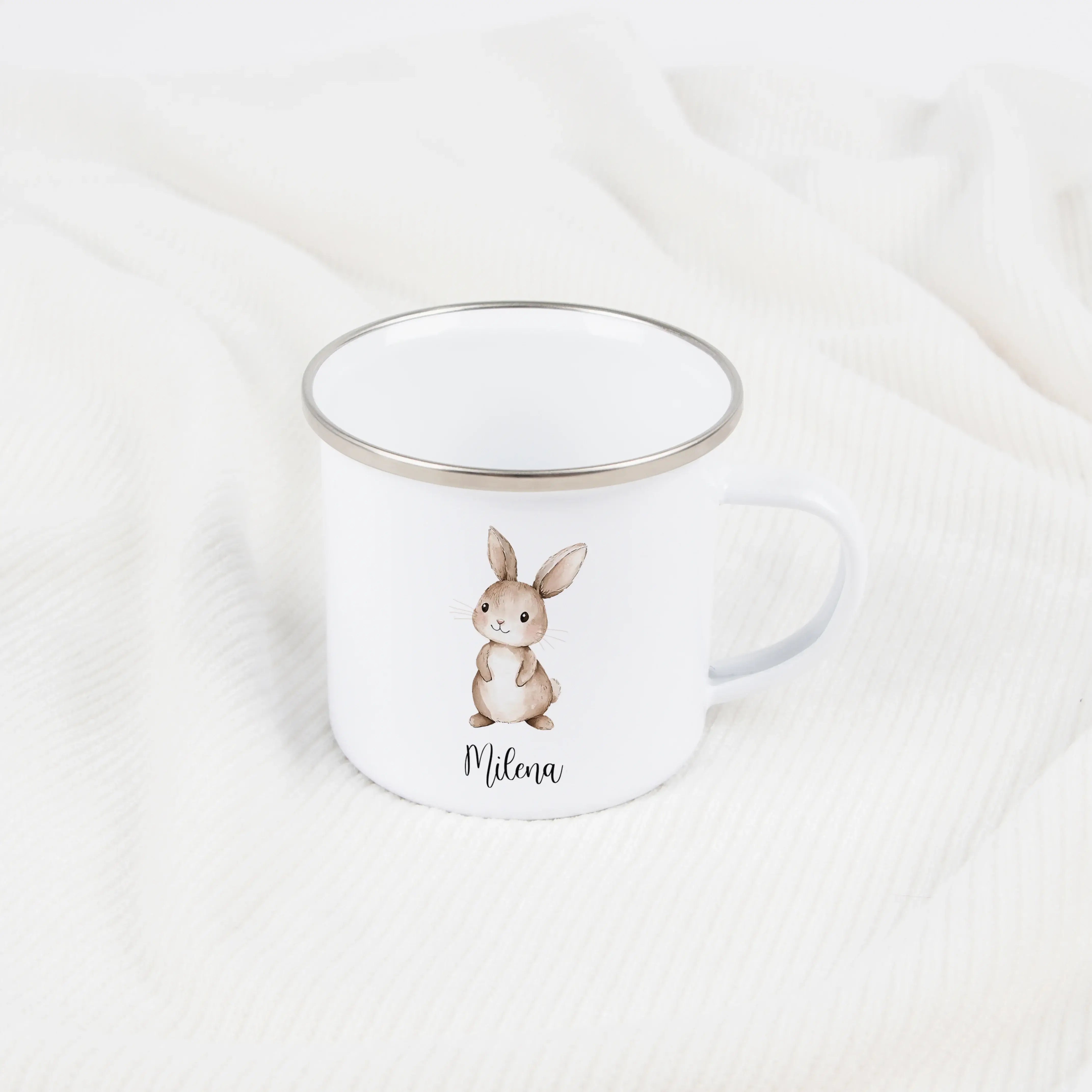 Emaille Tasse Hase-Emaille Tasse-famprints-Die Emaille Tasse Hase von famprints macht kleinen Hasenfans jeden Morgen ein bisschen glücklicher. Auf der weißen Tasse kannst du zwischen einem hellbraunen oder einem weißen Hasen im sanften Wasserfarben-Look w