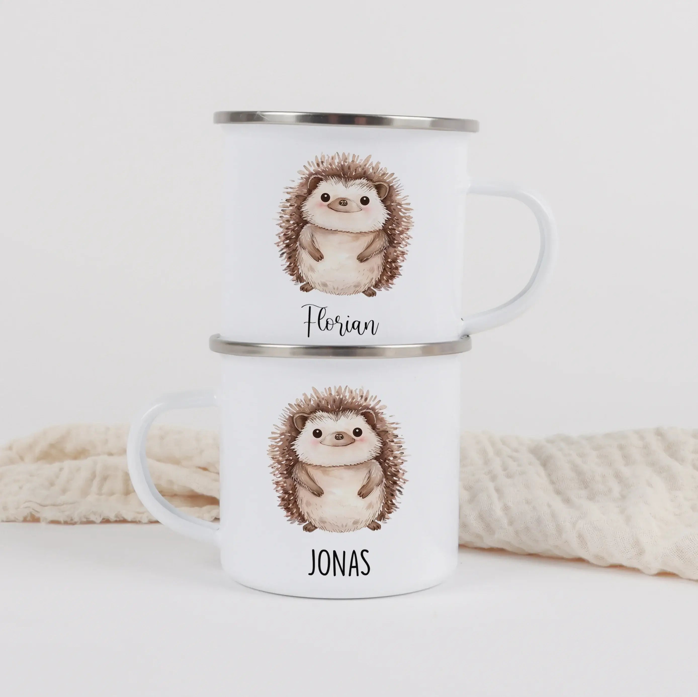 Emaille Tasse Igel-Emaille Tasse-famprints-Die Emaille Tasse Igel von famprints verbindet kindgerechtes Design mit persönlichem Charme und wird so zu einem Geschenk, das kleine Entdecker Tag für Tag begleitet. Das sanfte Wasserfarben-Motiv zeigt einen frö